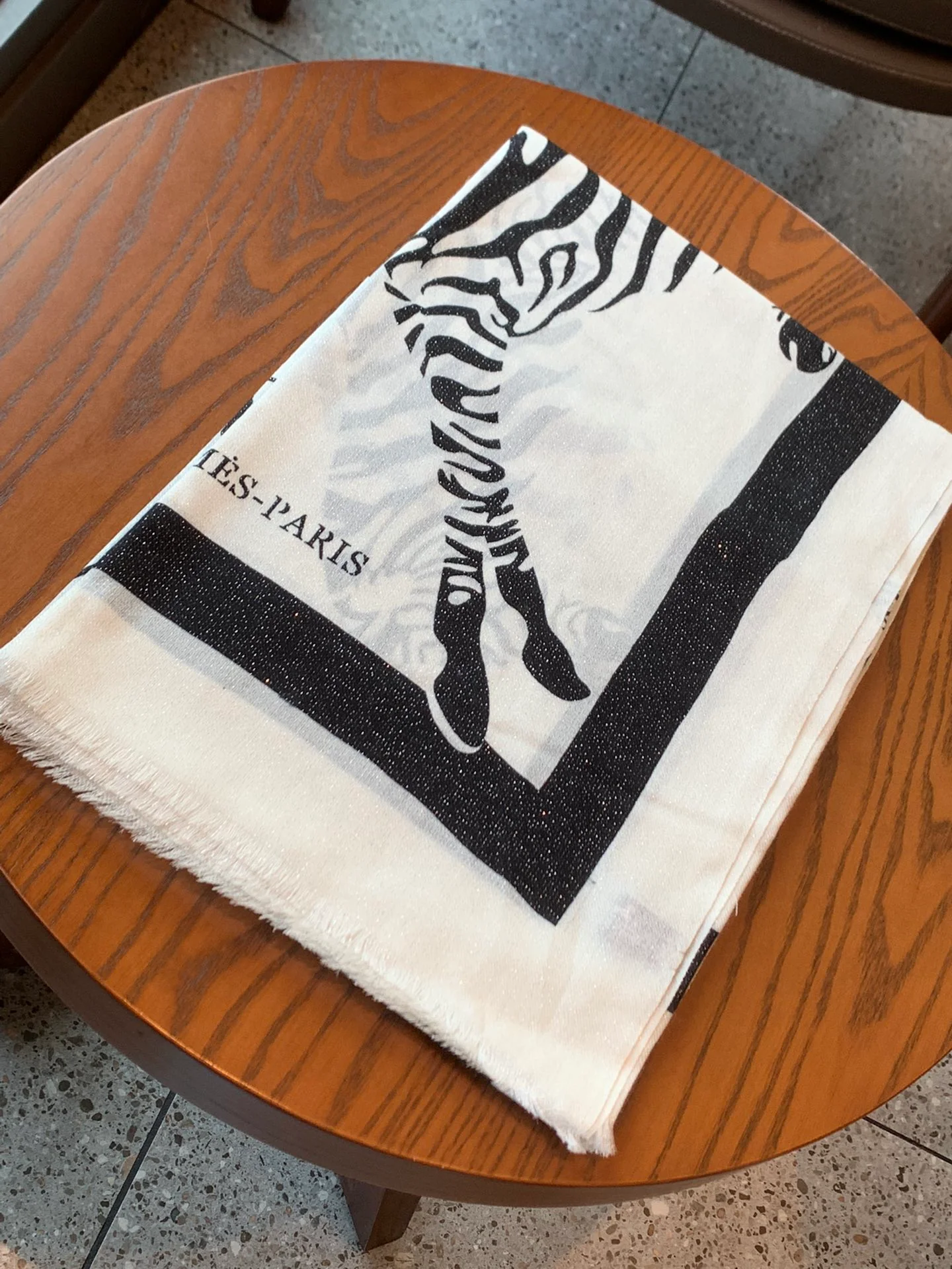 Длинный церемониальный шарф Hermes с изображением лошади — 100-200 см — Кашемировый принт — Белый