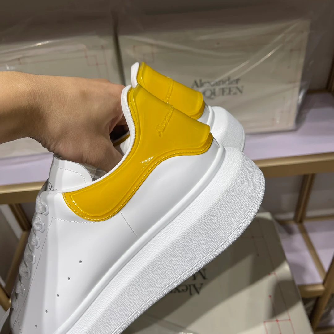 Классические белые кроссовки McQueen - унисекс - с желтой отделкой 