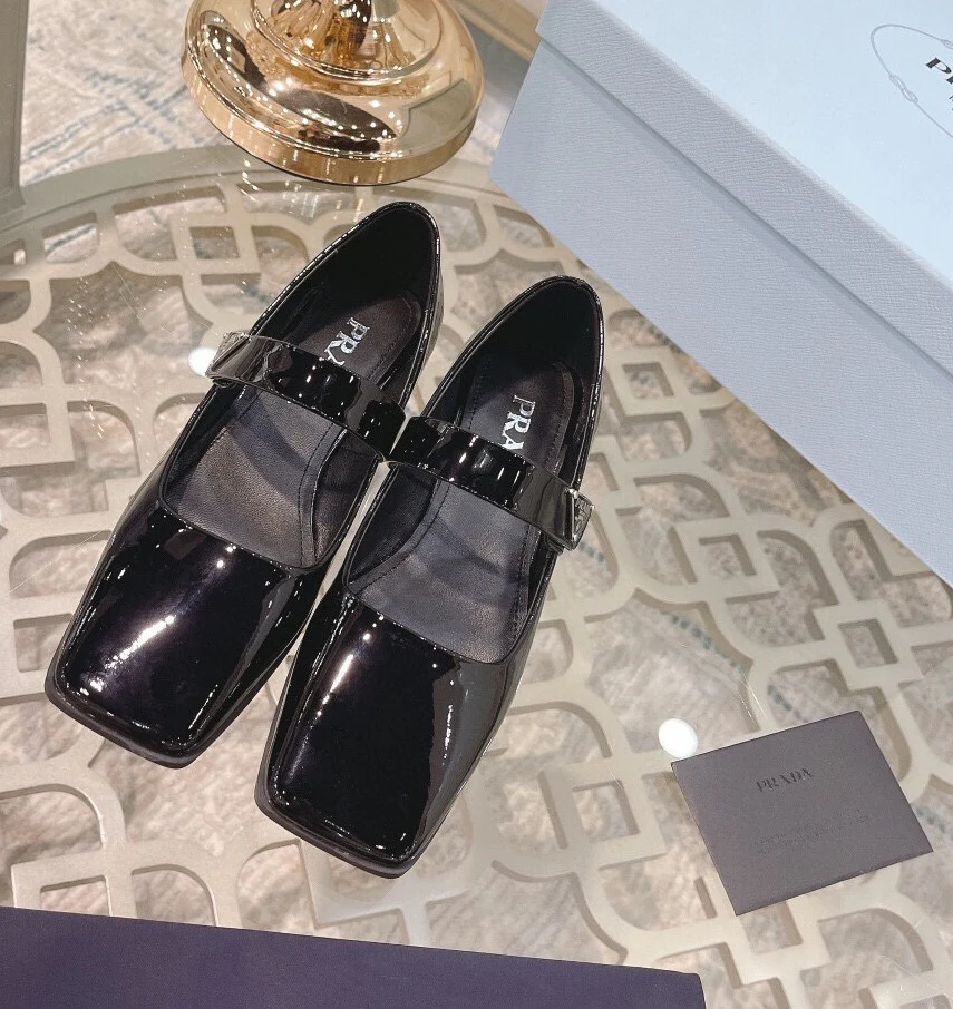 Новинка сезона весна/лето 2023 от Prada - Ретро-балетки с квадратными кольцами - Черные