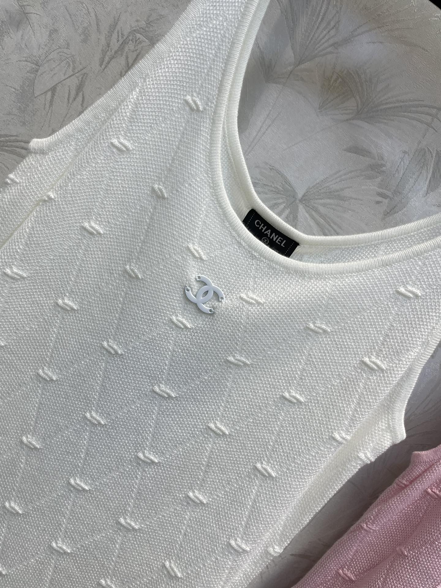 Chanel - Новинка ранней весны 2403-24: длинный жилет из жаккардовой вязки с ромбовидным узором.