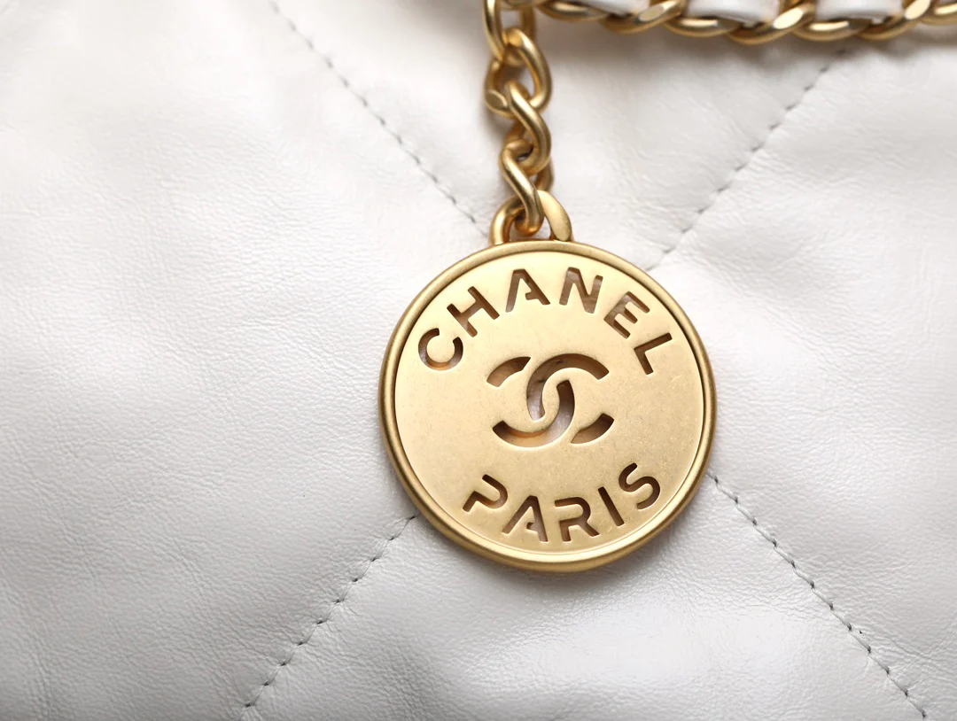 Новинка сезона весна/лето 2023 от Chanel - сумка 22 - мини - белое золото