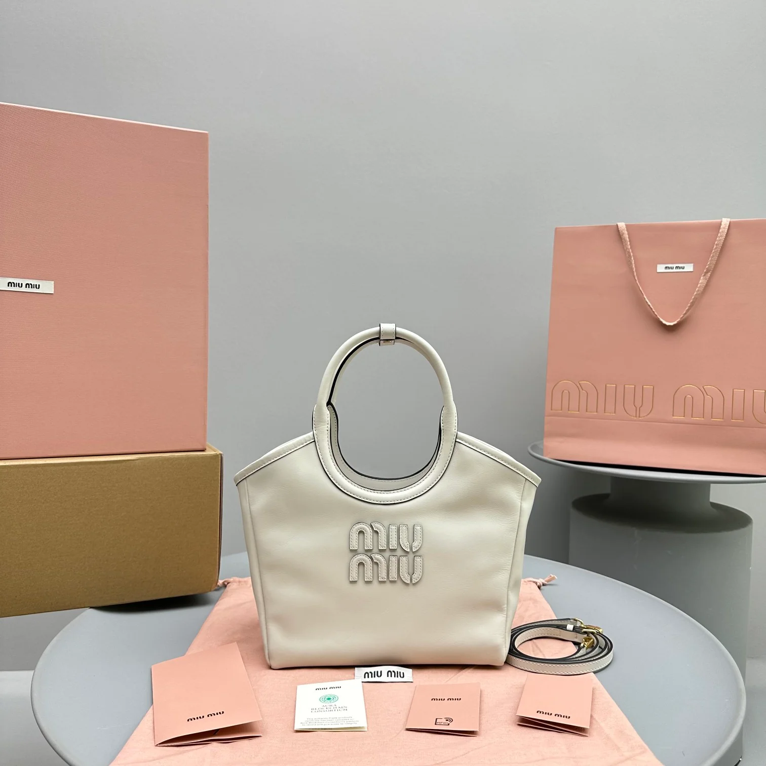 Сумка-тоут Miu Miu Ivy - маленькая, белая.