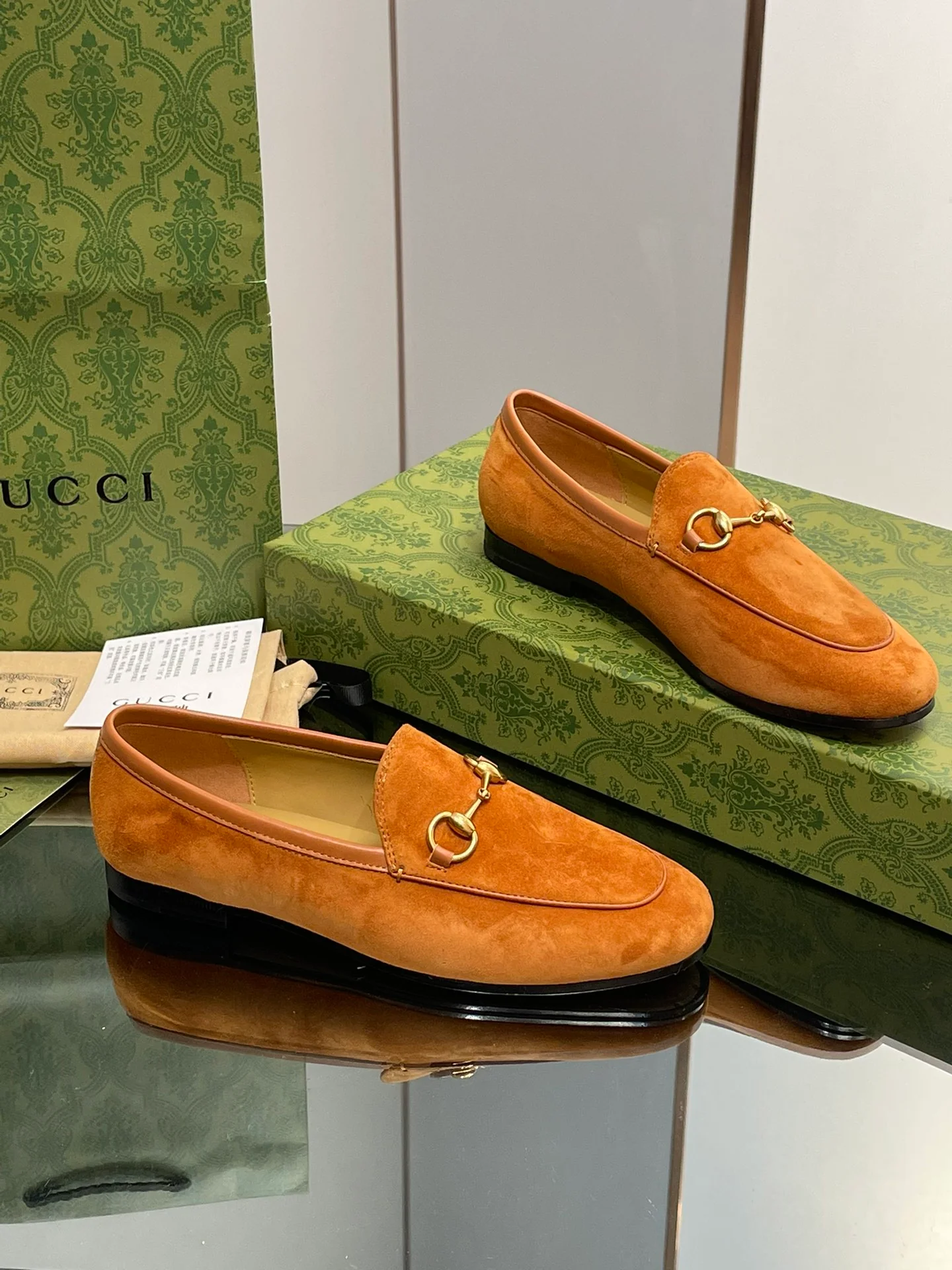 Новинка сезона осень/зима 2023 от Gucci - Замшевые балетки с закрытым носком - Кофейный цвет