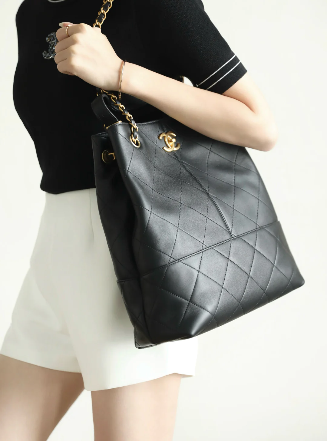 Chanel - ??? - Прямая сумка-шоппер - Телячья кожа - ??? - Черная с золотой фурнитурой