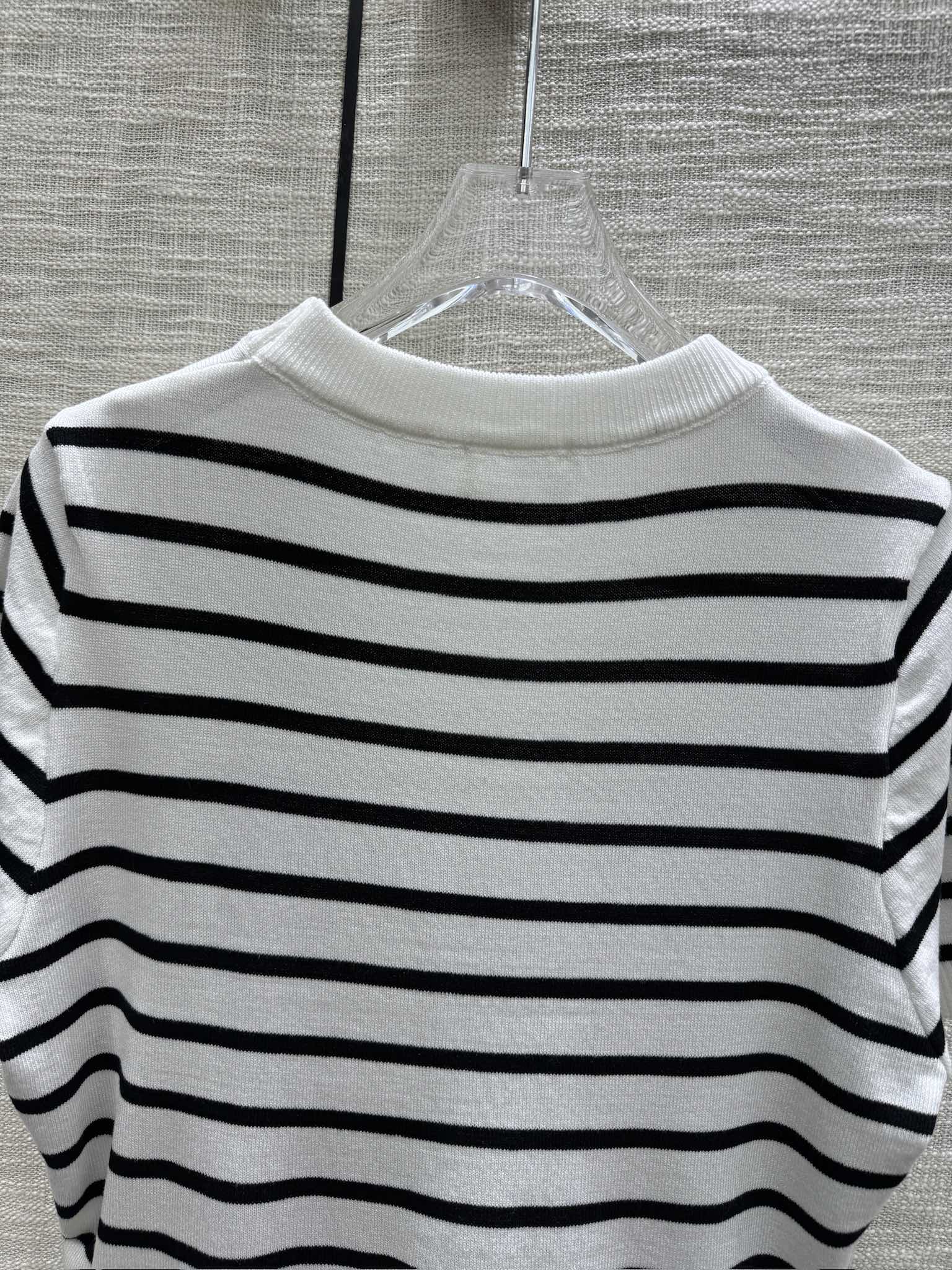 Трикотажный топ Celine 2403 с короткими рукавами и полосками, в стиле колор-блок — белый.