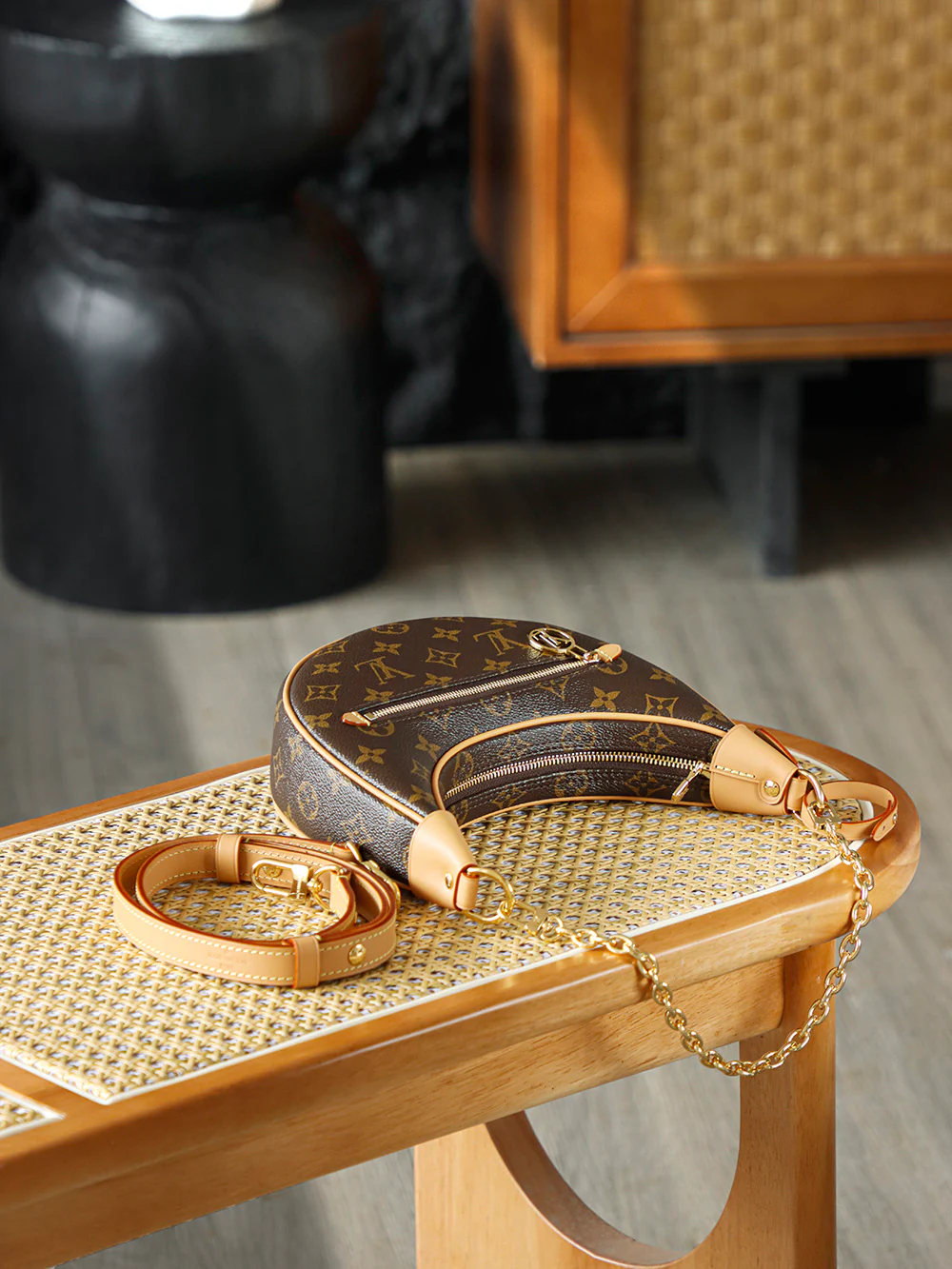 LV-m81098-loop Moon Bag