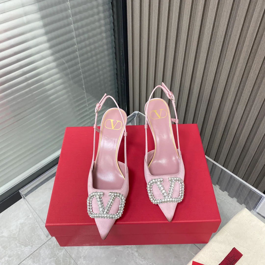 Valentino - Новейшая коллекция бутика - Сандалии и туфли на каблуке с V-образными замшевыми вставками - 2