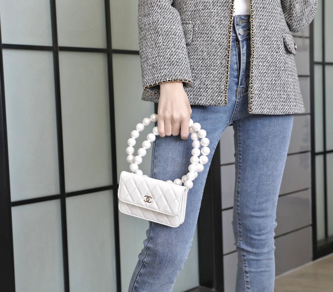 Маленькая сумочка Chanel с жемчужной цепочкой