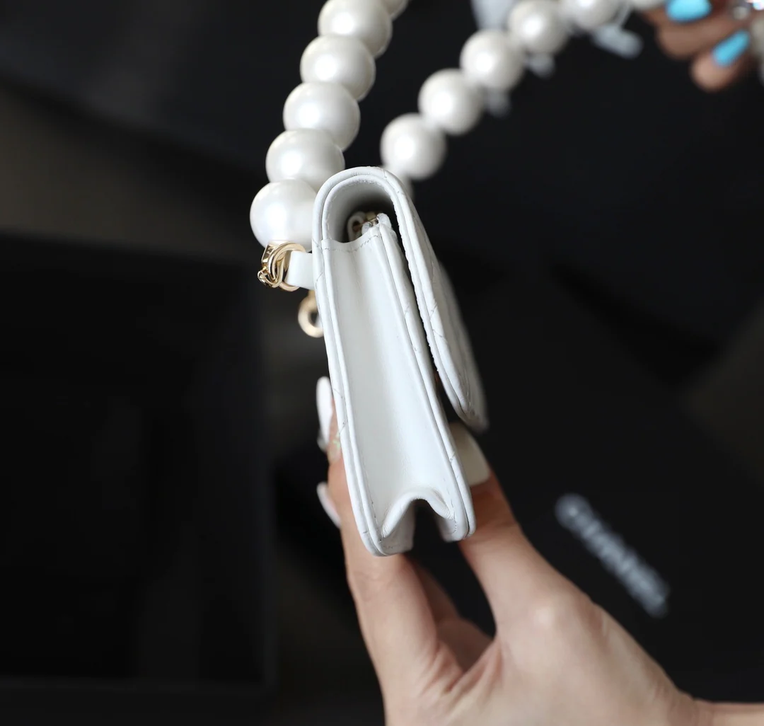 Маленькая сумочка Chanel с жемчужной цепочкой