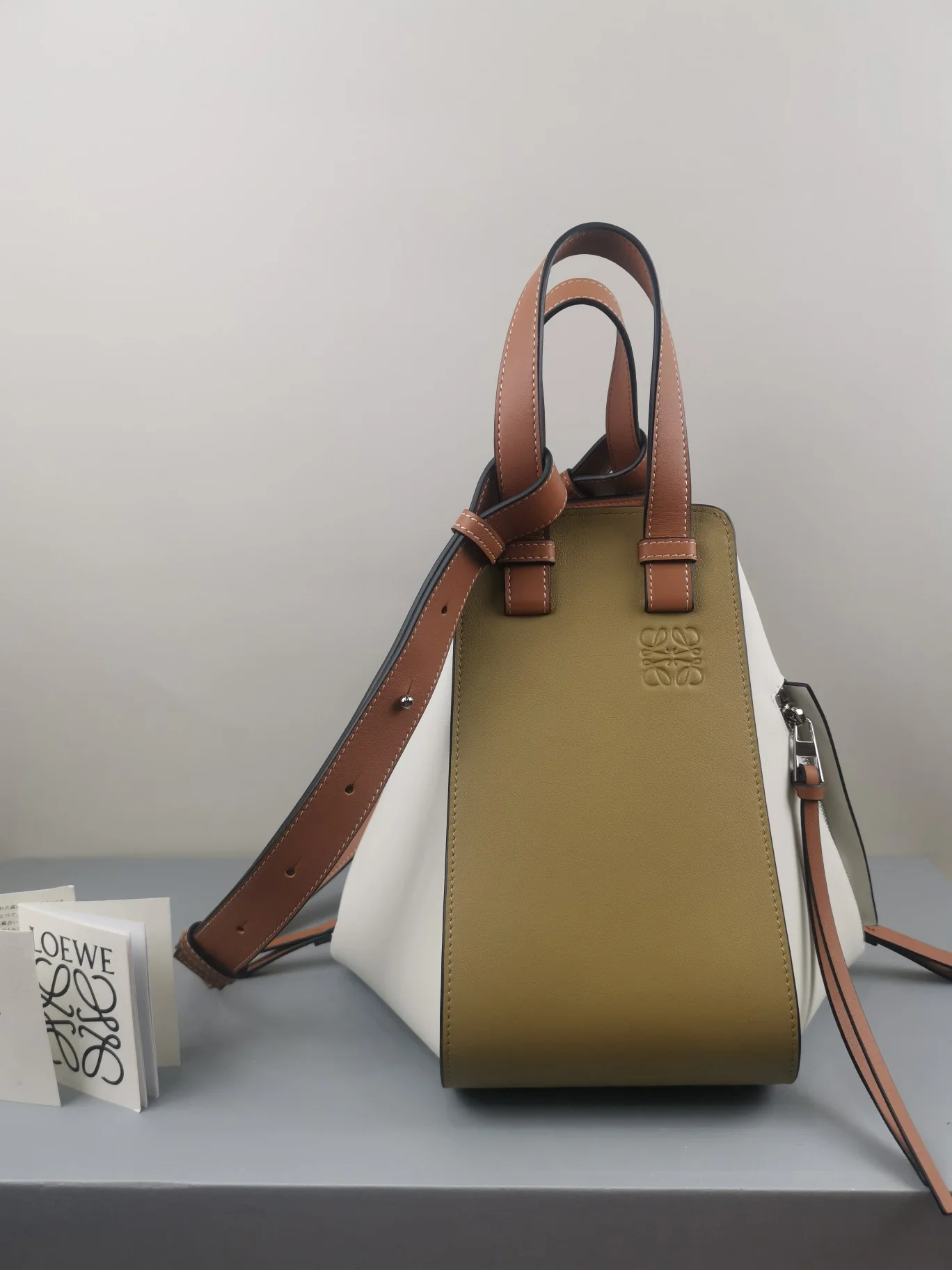 Гамак Loewe, маленький, 13,5x25x30 см, в горчично-белую полоску, однотонная кожа.