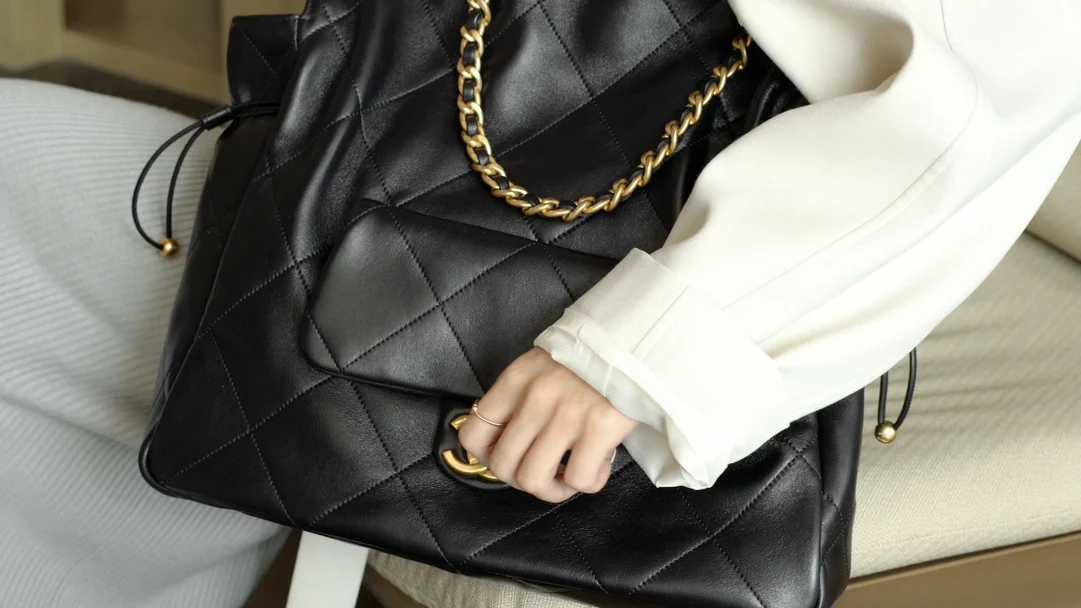 Большая сумка-шоппер Chanel 25c, черно-золотая.