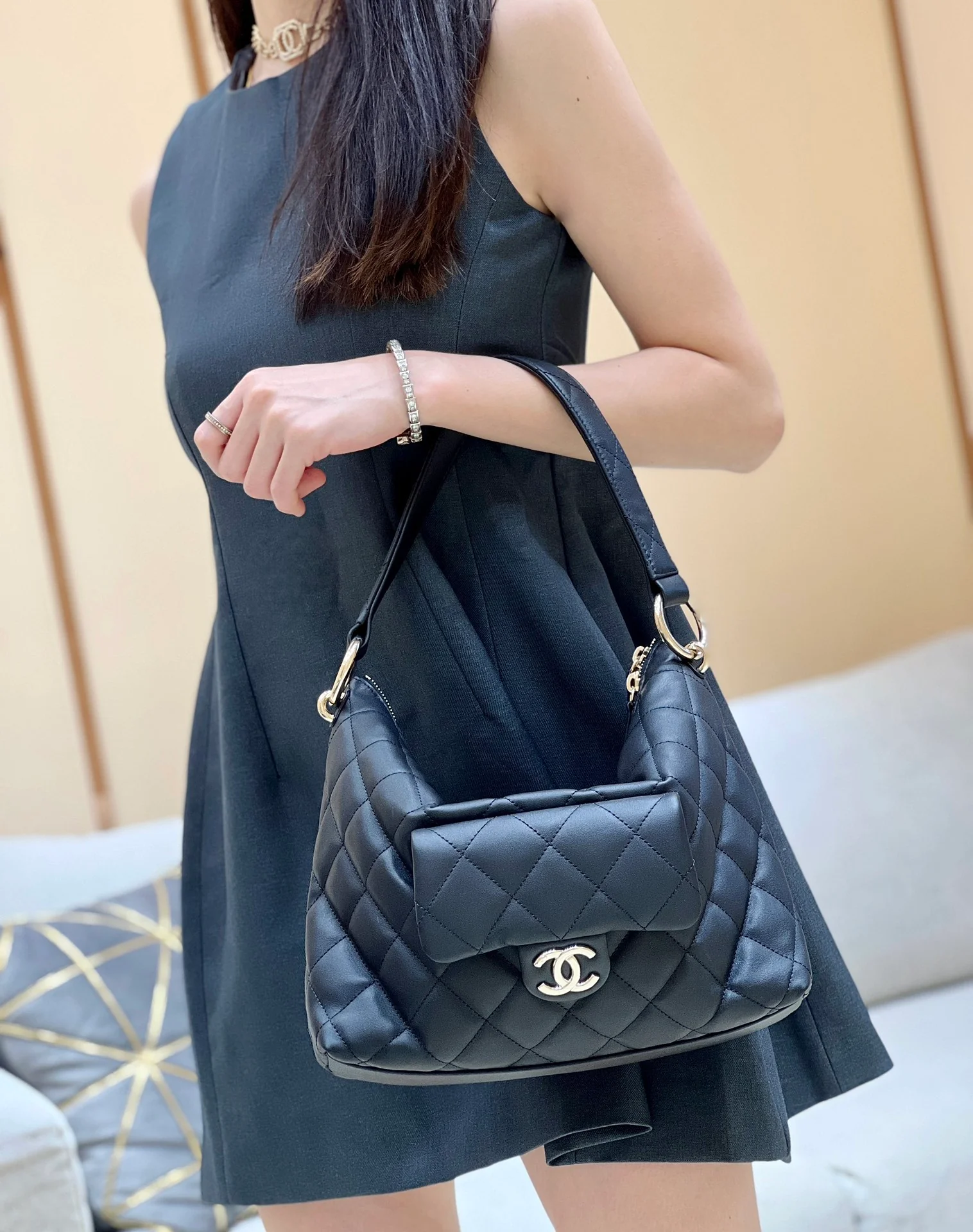 Сумка-хобо Chanel через плечо - черная