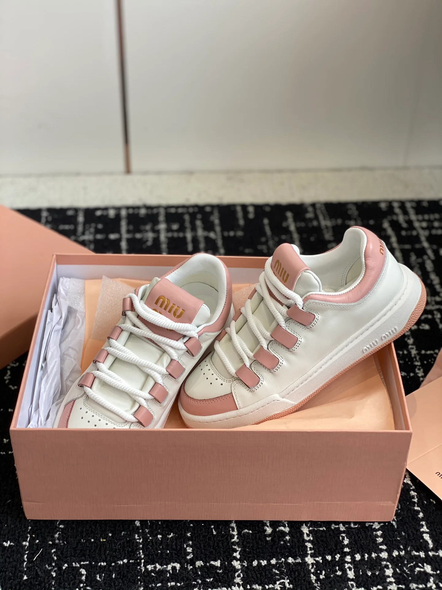Кроссовки Miu Miu в стиле ретро с эффектом потертости - Повседневные кроссовки - Розовые
