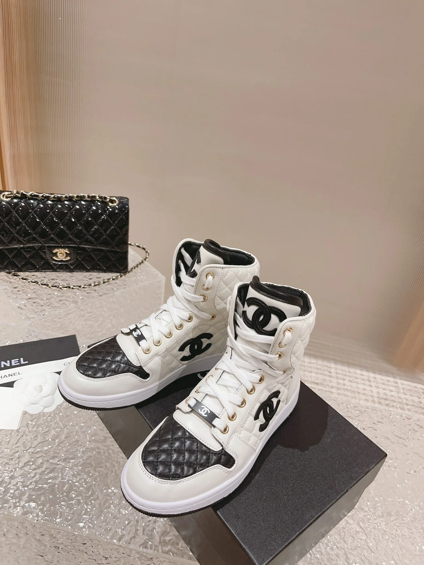 Высокие кроссовки Chanel - белые с ромбовидным узором