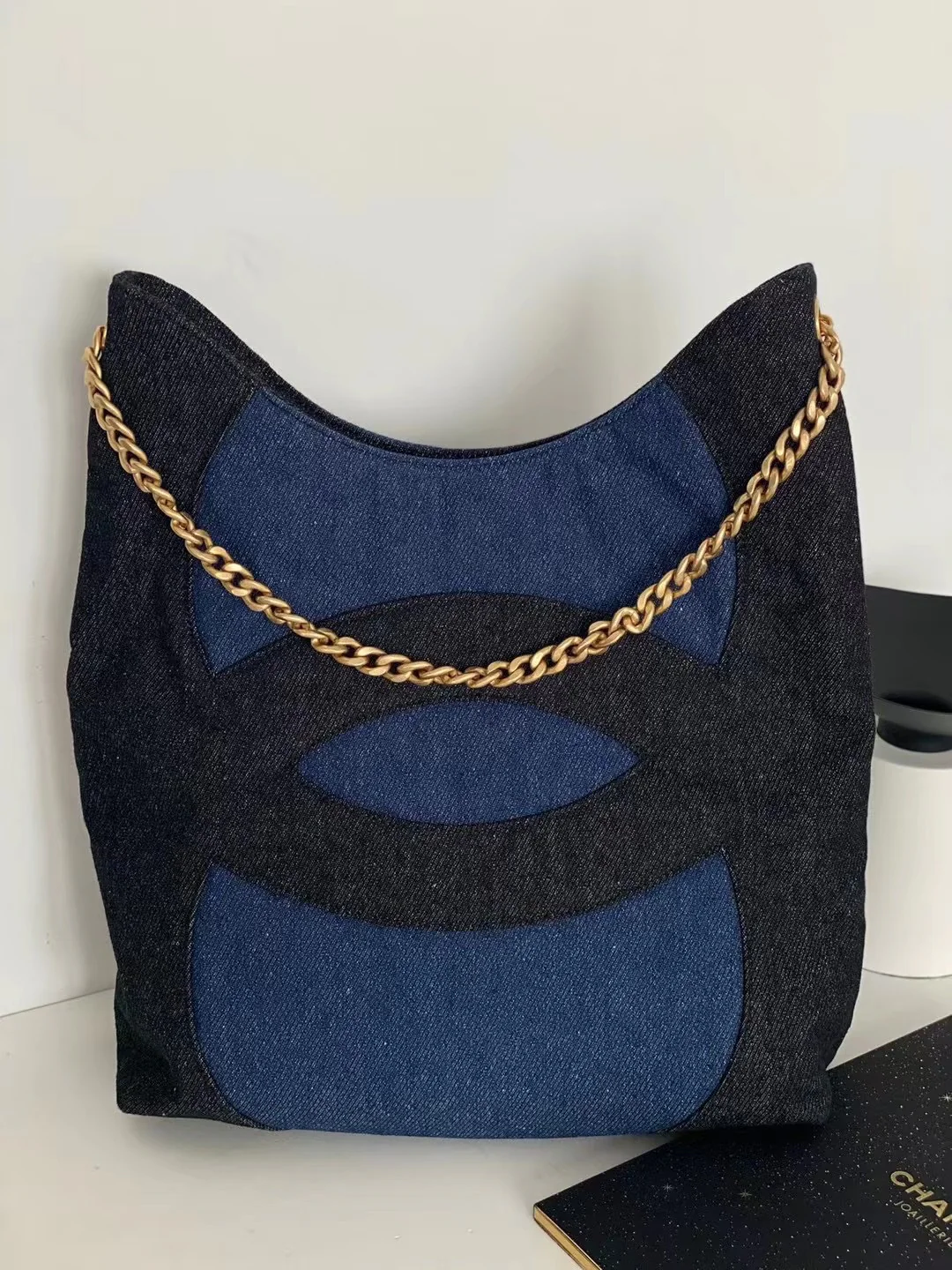 Коллекция Chanel Весна/Лето 2023 - Синяя джинсовая сумка-тоут - Черная отделка на синем основании
