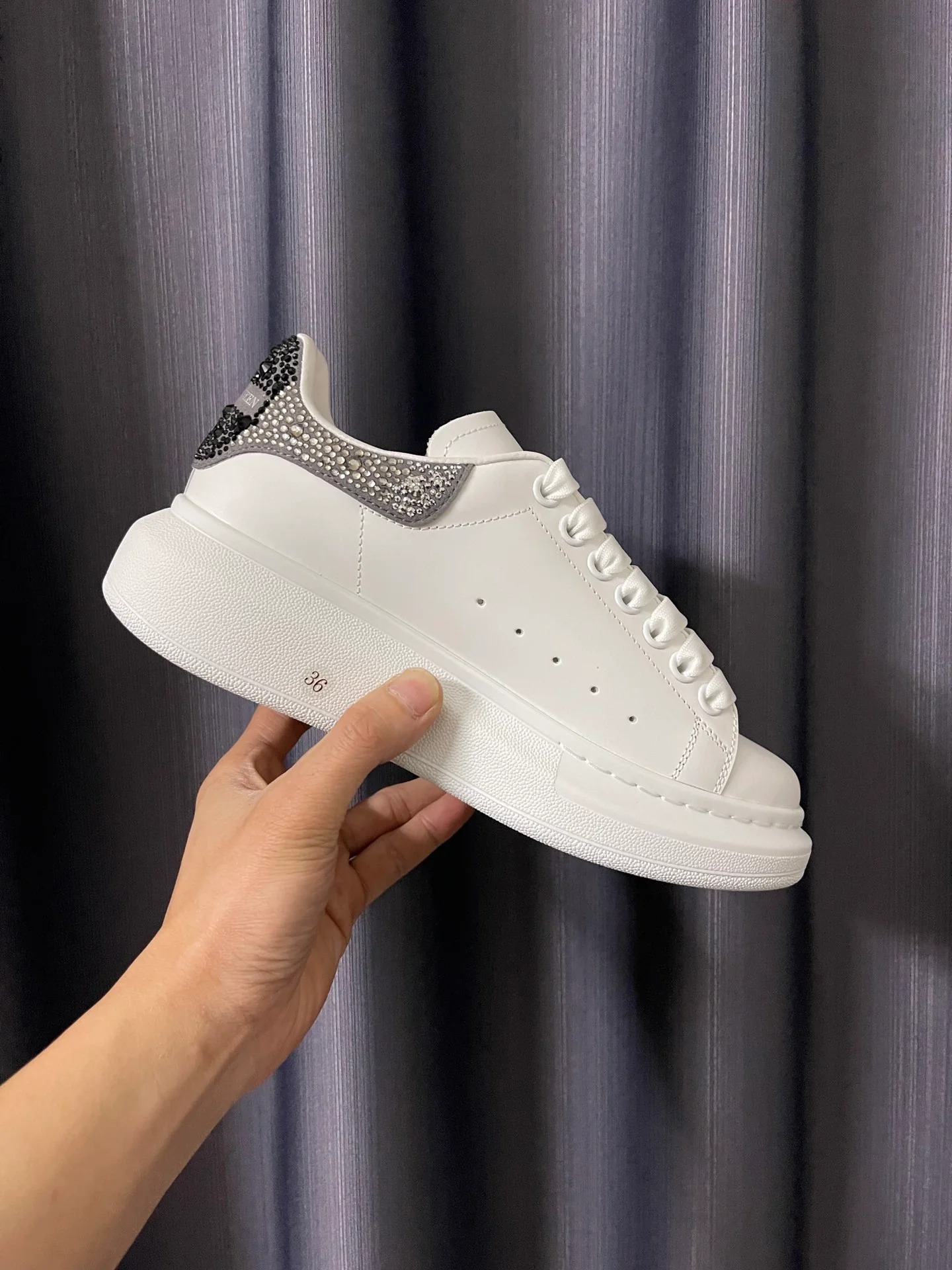 Классические белые кроссовки McQueen - унисекс - черные/серые/серебристые с каблуком, украшенным стразами