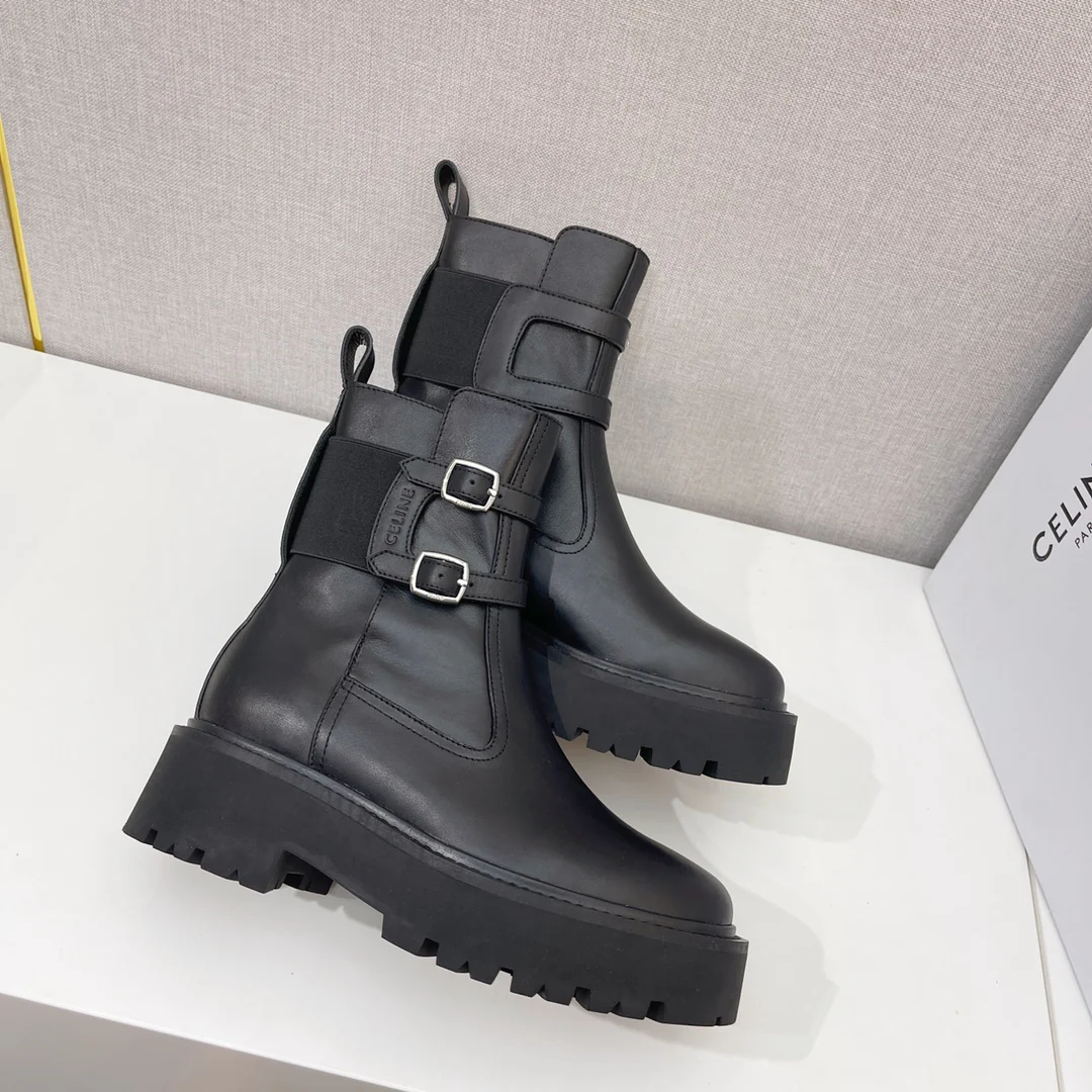 Новинка осенне-зимней коллекции Celine 2022 — кожаные ботильоны — в стиле Ян Ми — черные.