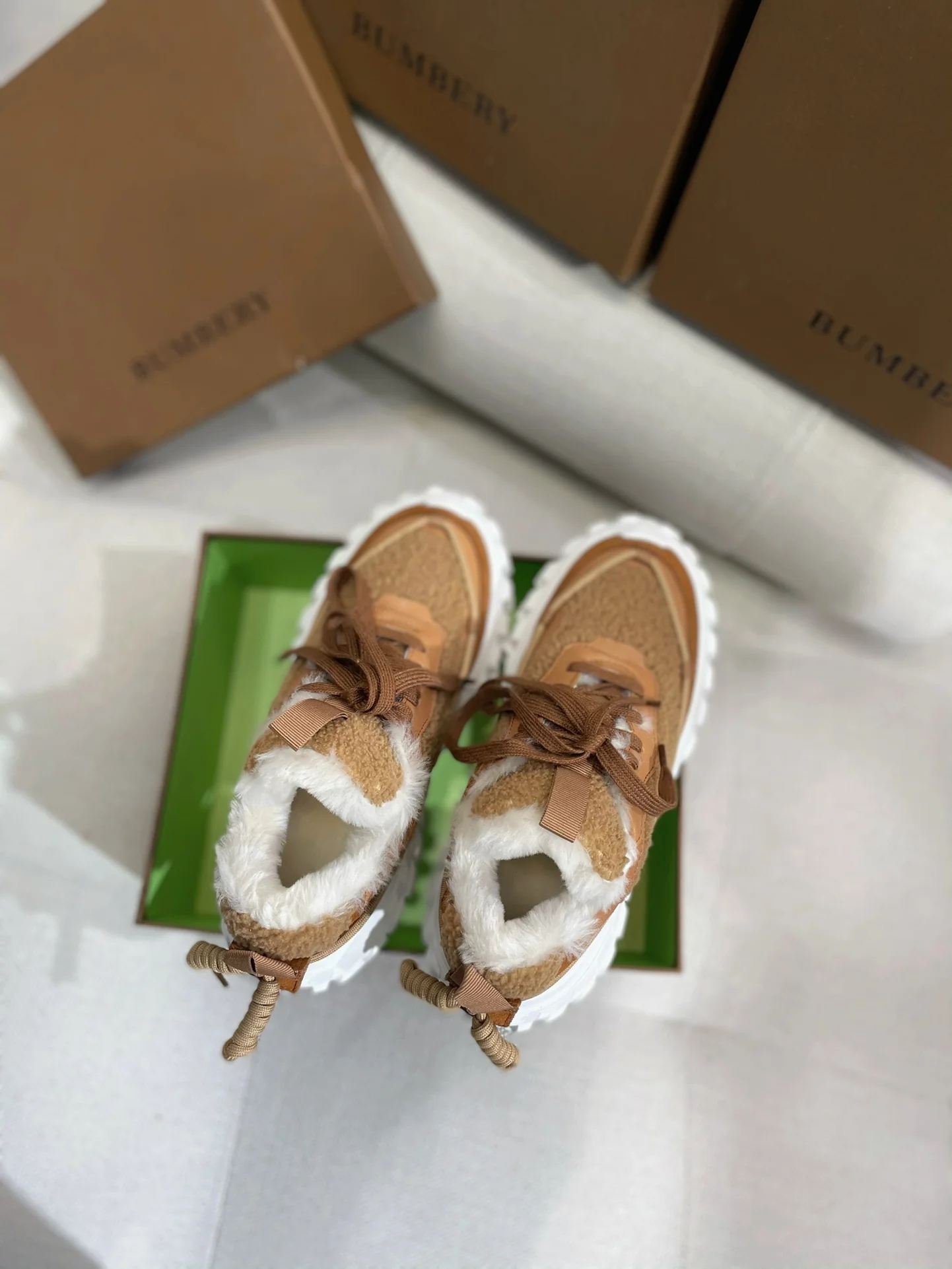 Коллекция Burberry ?Ранняя весна 2022? — Пушистые зимние кроссовки — Коричневые