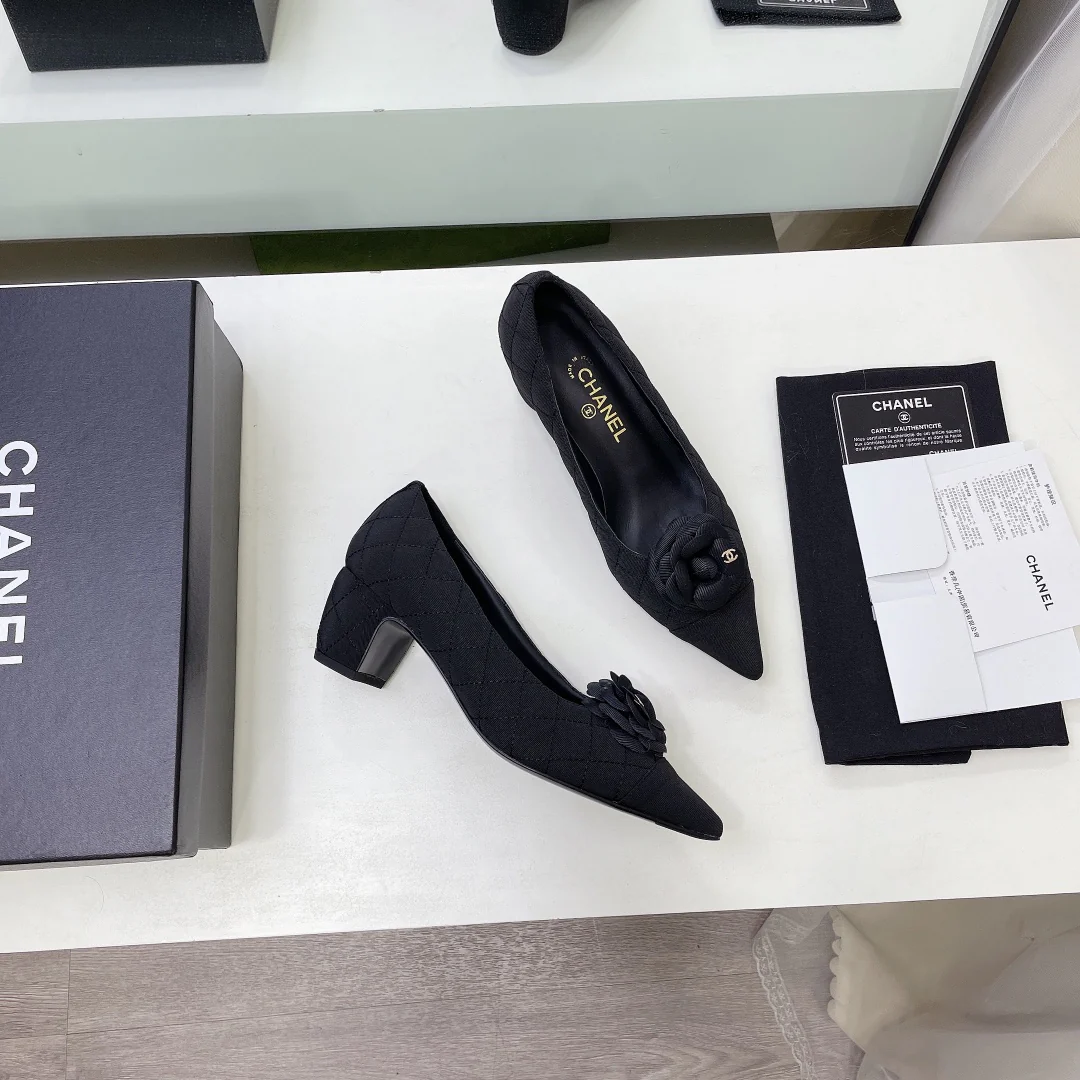 Туфли на массивном каблуке Chanel Camellia - 5 см