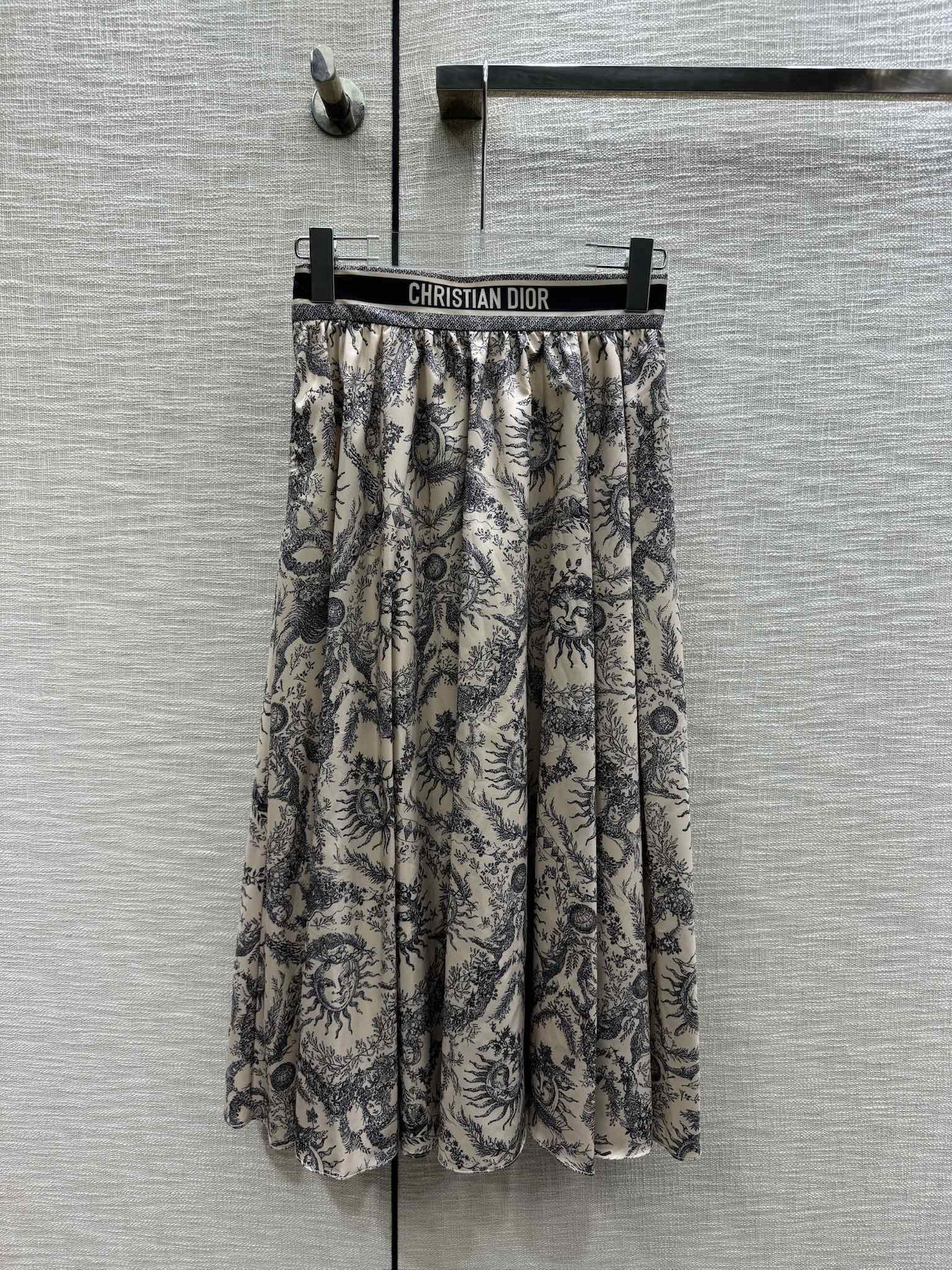 Юбка-миди Dior 2403 с высокой талией и узором ?Бог Солнца? — бежевая.