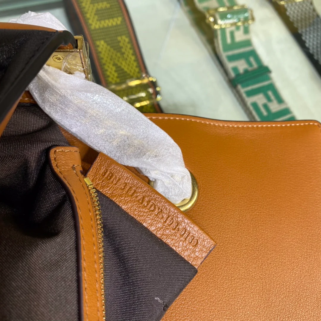 Сумка-багет Fendi Baguette — коричневая кожаная сумка средней длины с черной отделкой.