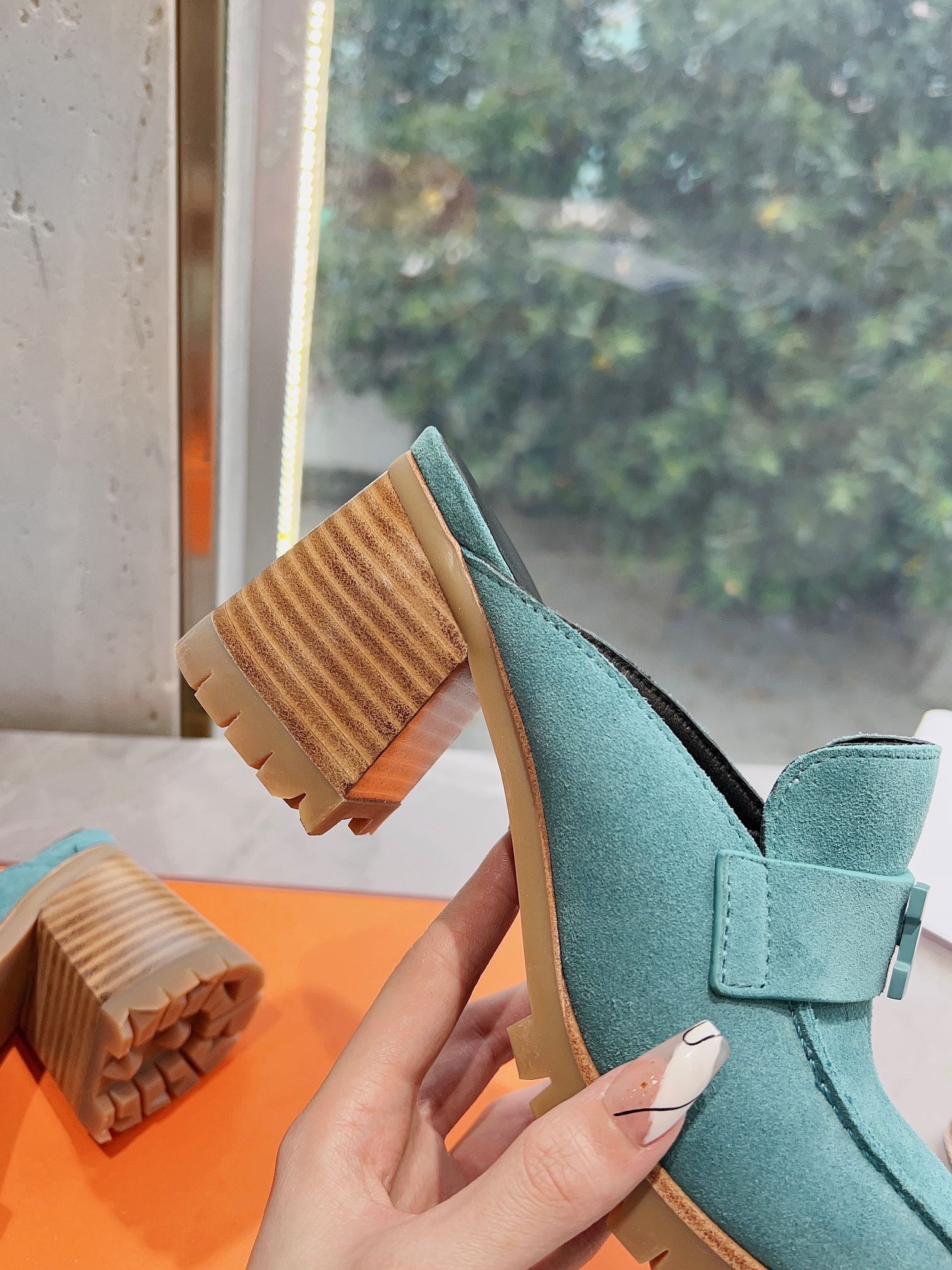 Новинка сезона весна/лето 2023 от Hermes: мюли на высоком каблуке с закрытой верхней частью и пряжкой в ??форме буквы H.