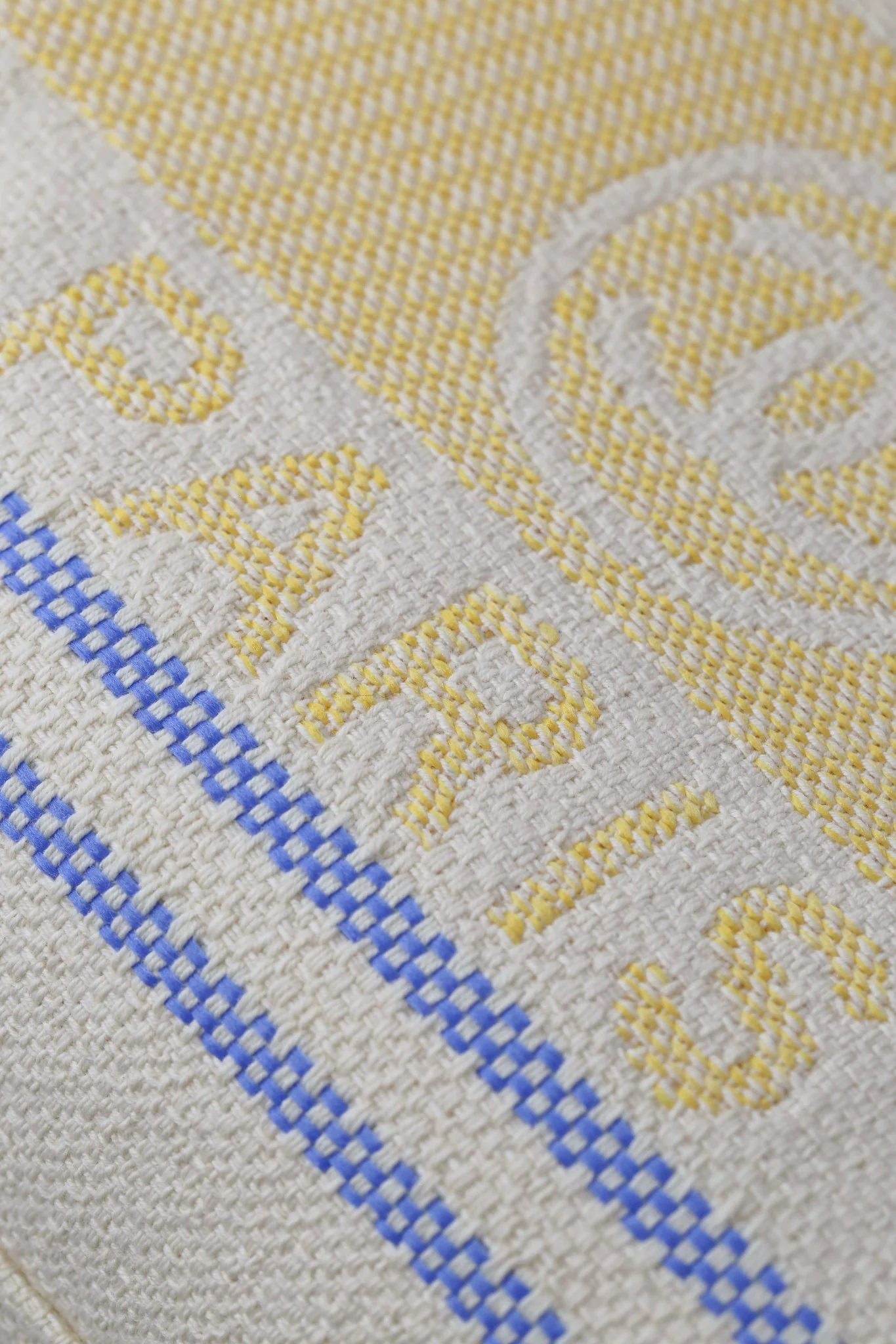 Пляжная сумка Chanel 25c, косметичка, ярко-желтая.