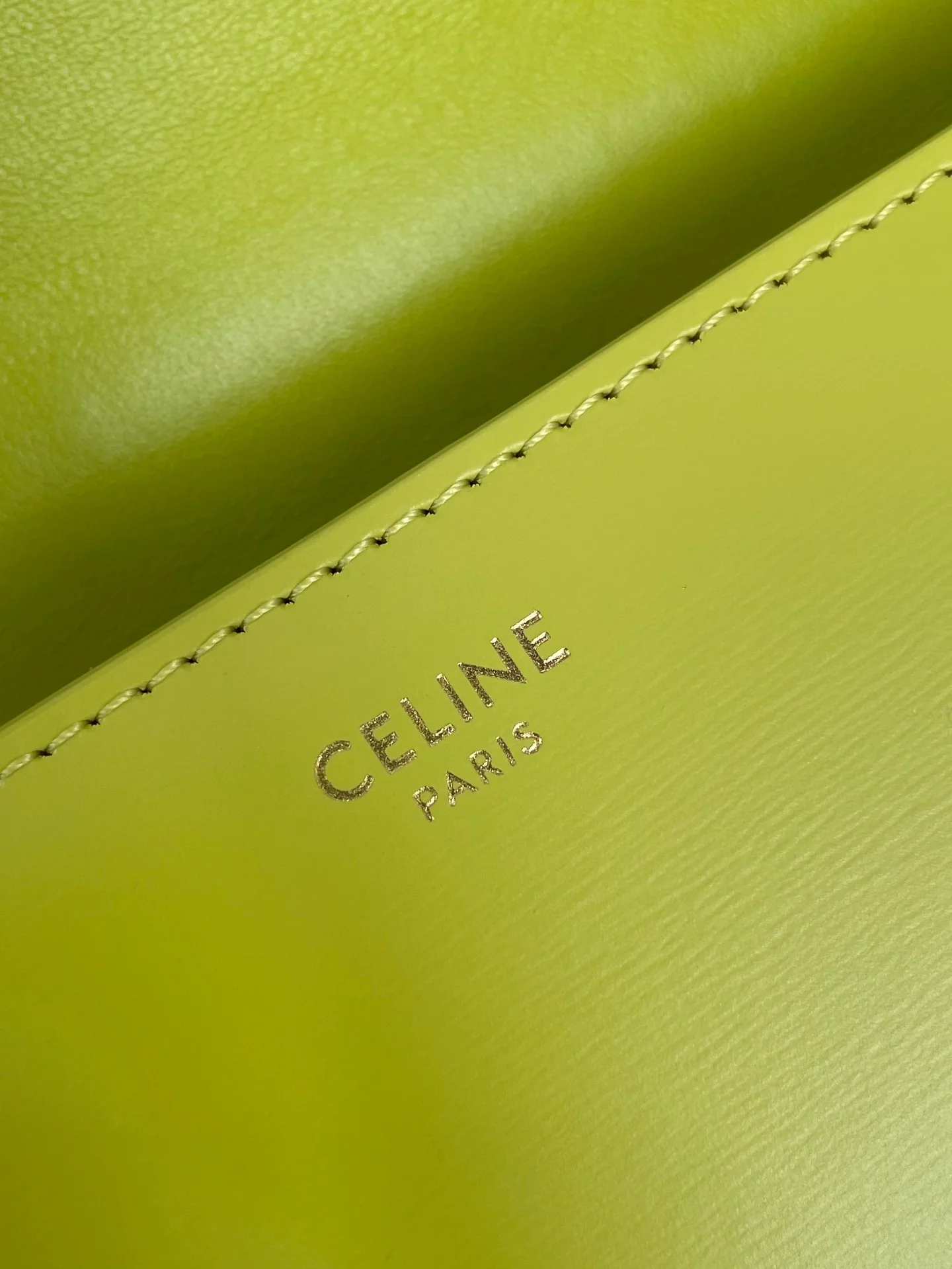 Сумка Celine Triomphe на плечо из глянцевой телячьей кожи с цепочкой — лимонно-желтая.