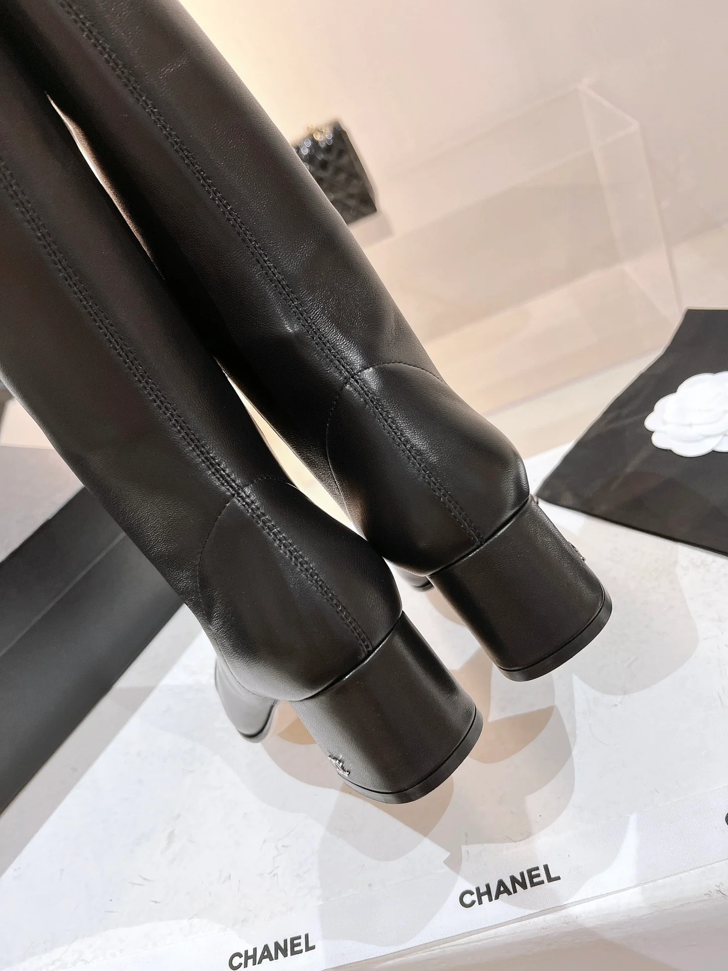 Новинка сезона осень/зима 2022 от Chanel - Высокие сапоги - Глянцевый черный