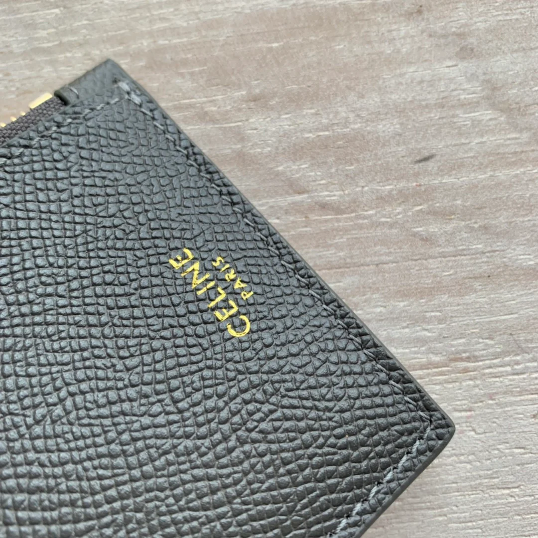 Кардхолдер Celine из зернистой телячьей кожи с застежкой-молнией — темно-серый.