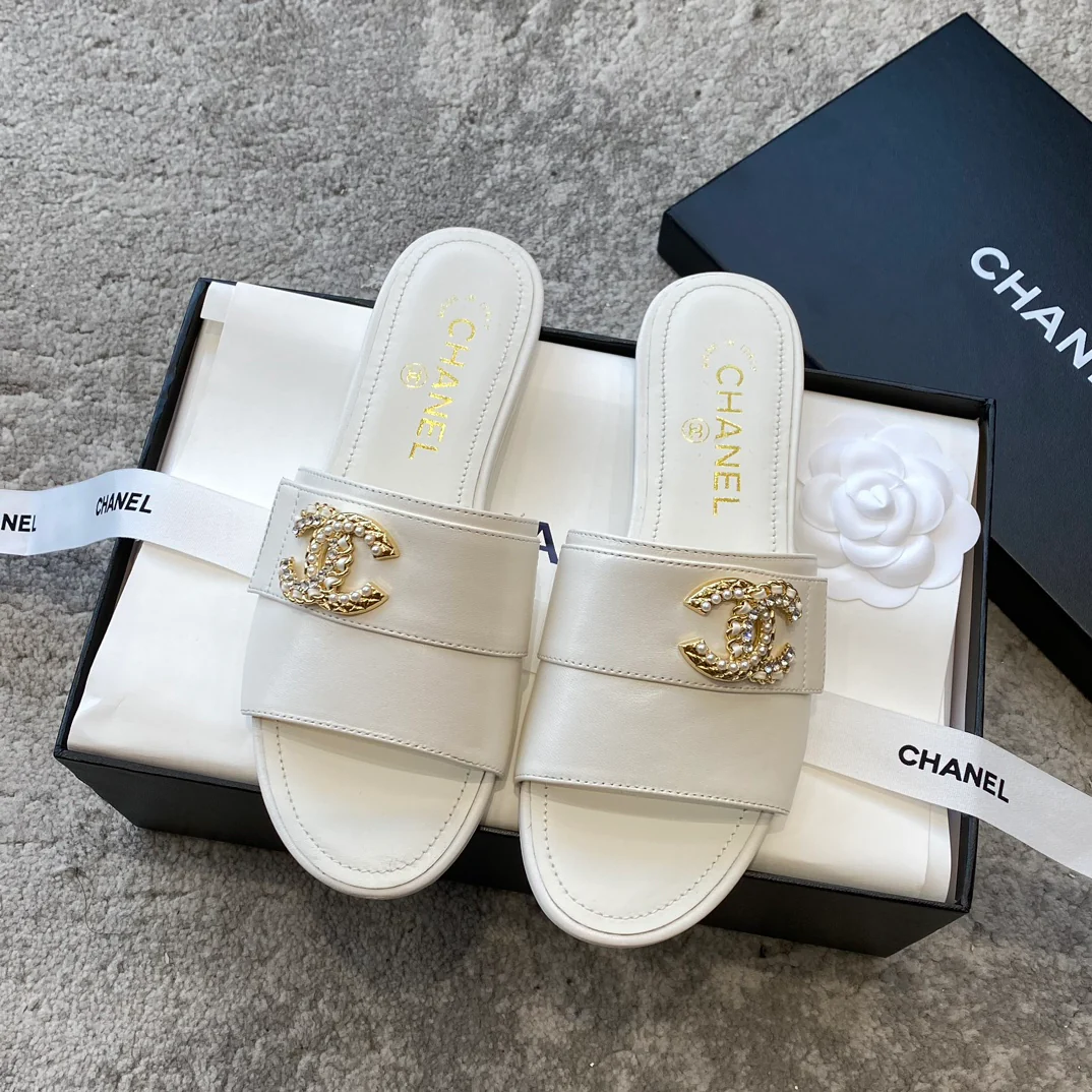 Новинка сезона весна/лето 2023 от Chanel - тапочки с двойной цепочкой и пряжкой - белые.