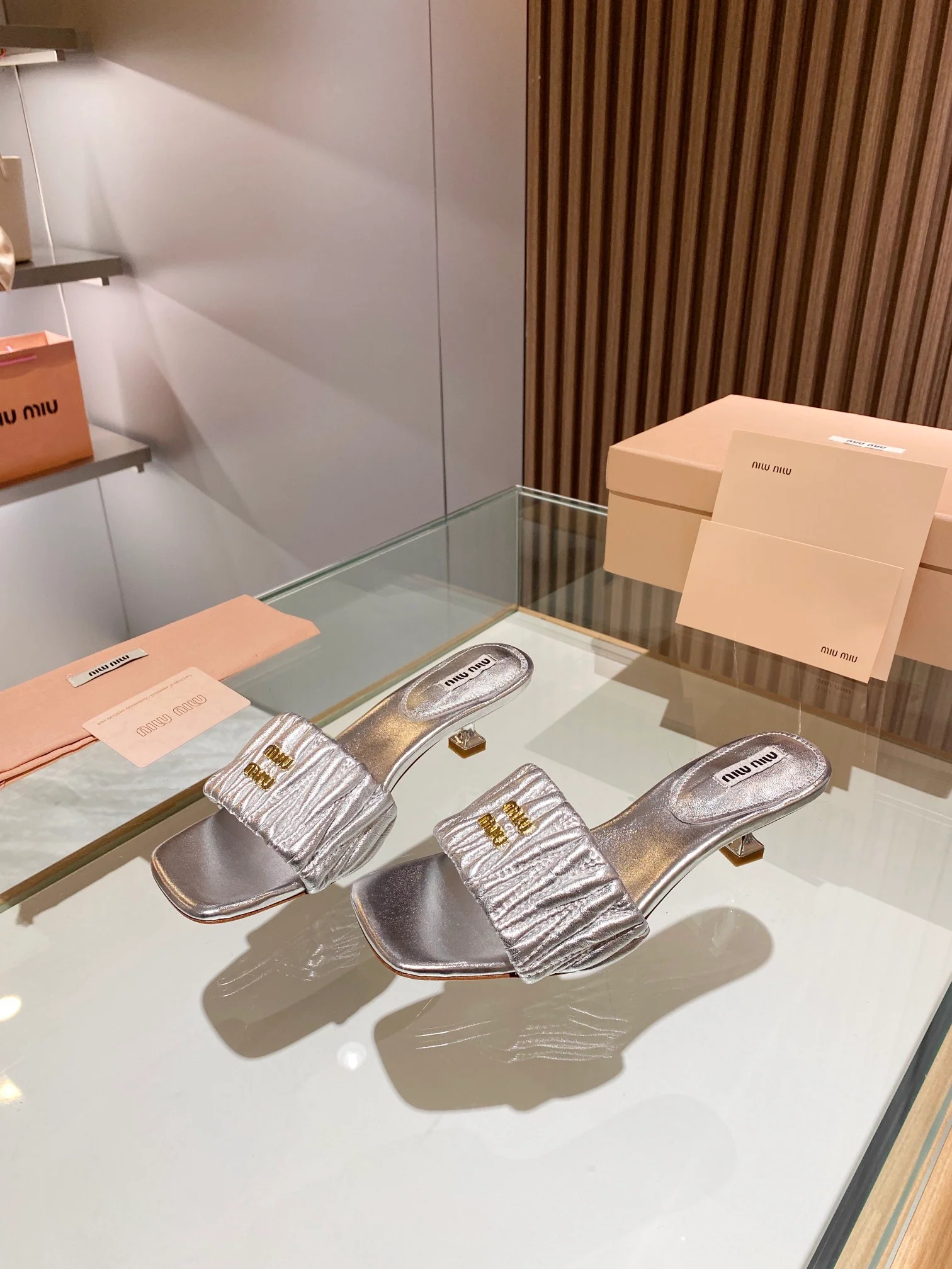 Новинка весны 2023 года от Miu Miu - Сандалии на низком каблуке - Серебристые