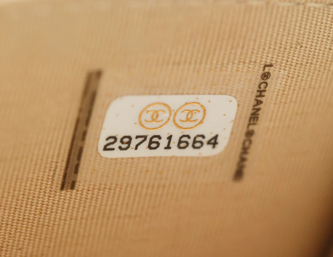 Сумка через плечо Chanel Little Gold Ball из коллекции Little Gold Ball - из овечьей кожи.