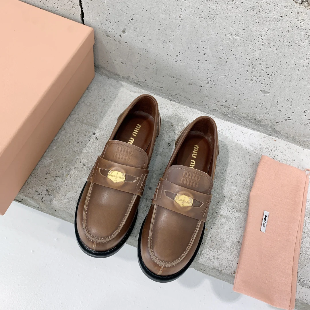 Miu Miu - Винтажные лоферы с ворсистой поверхностью и золотыми монетками