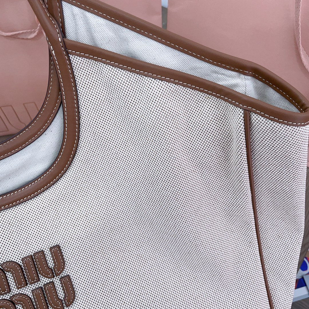 Сумка-тоут Miu Miu Ivy — большая — лоскутное шитье из холста и кожи.