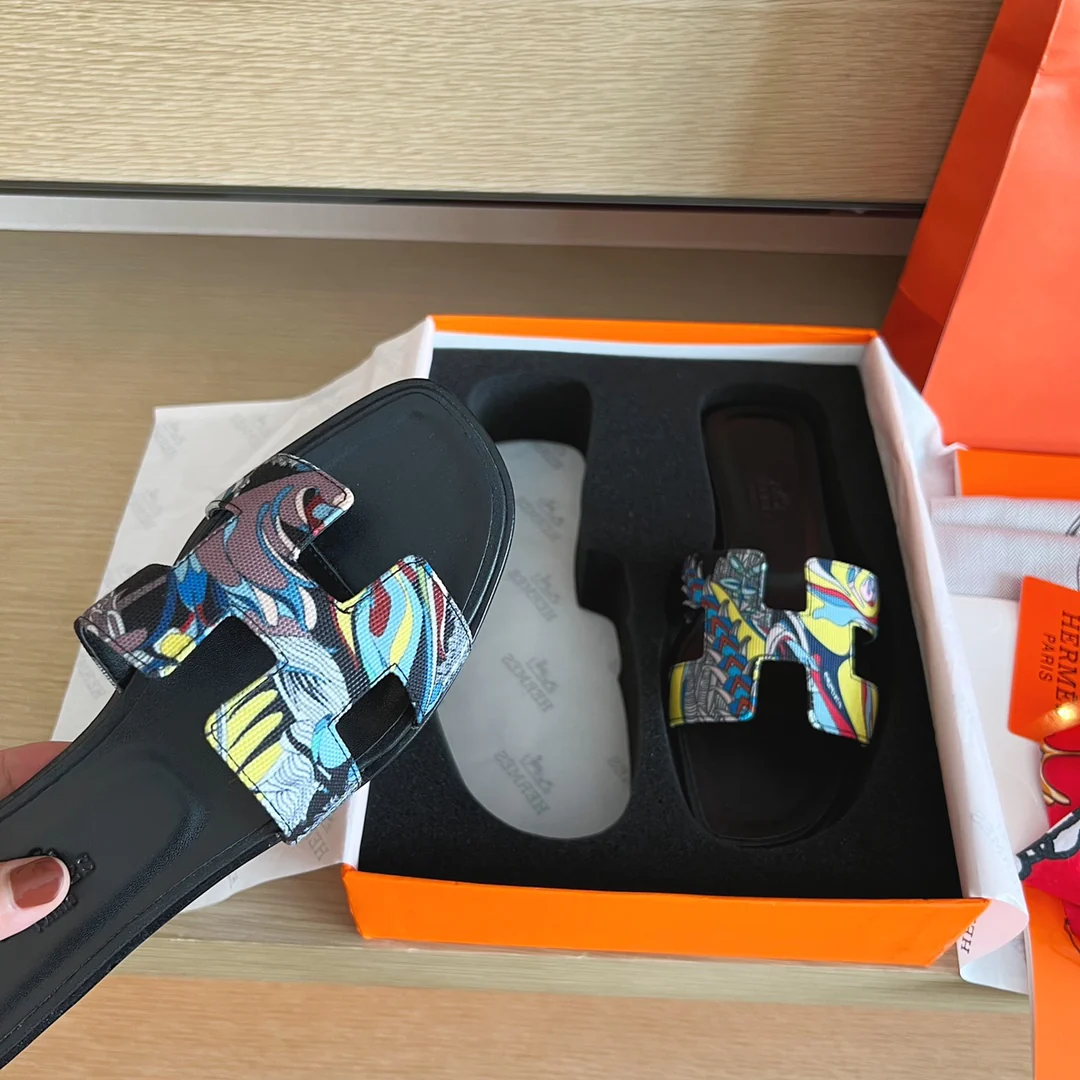 Сандалии Hermes-h на плоской подошве