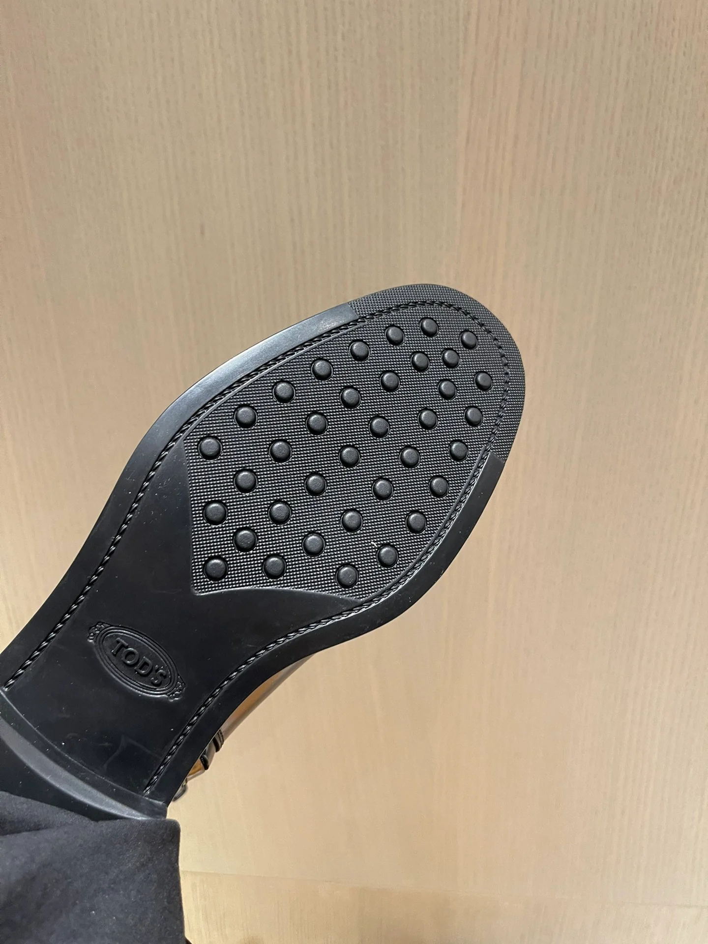 Tods - Новинка сезона осень/зима 2022 - Ботильоны с разрезом и бисером