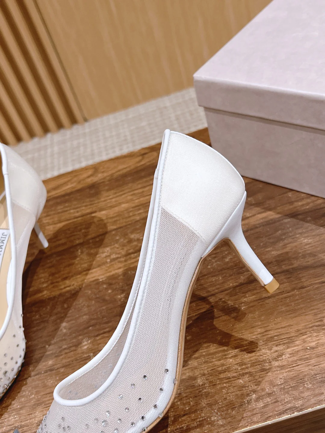 Туфли на высоком каблуке с острым носком и кристаллами Swarovski от Jimmy Swarovski - белые.