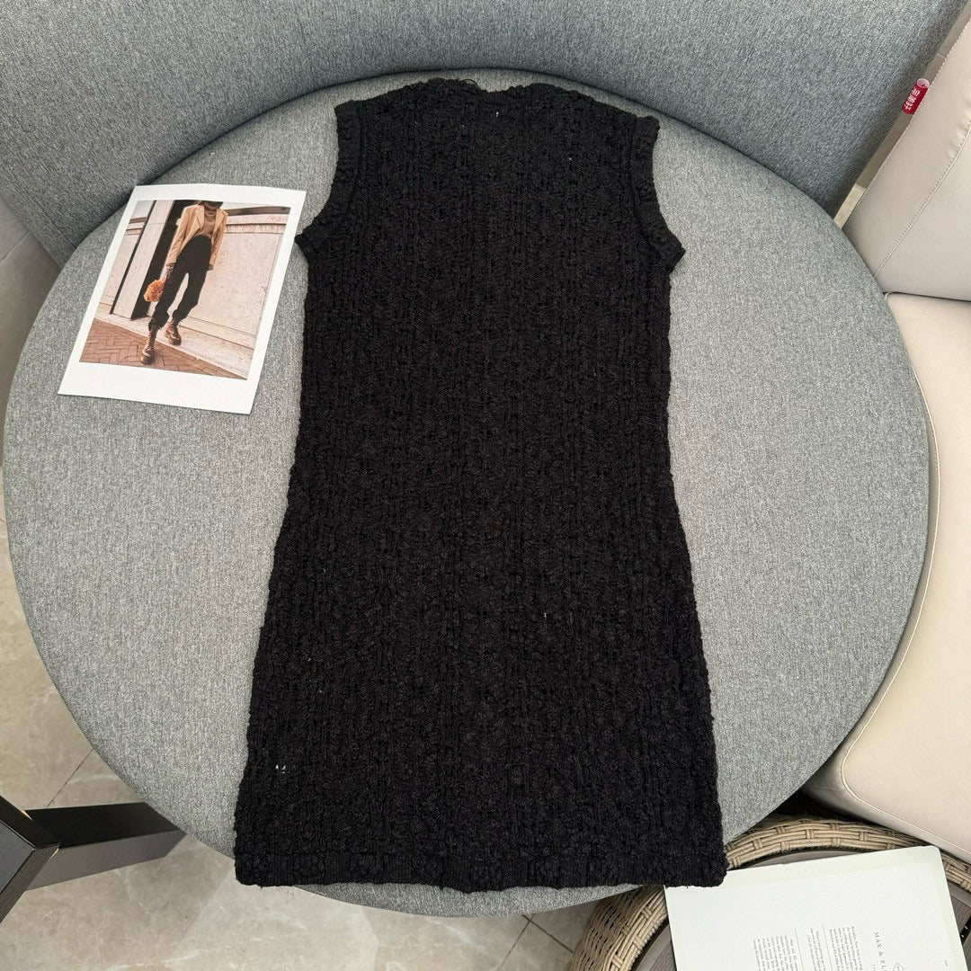 Платье-жилет Chanel 2403, новое, с ажурной вышивкой и пуговицами, вязаное крючком, черное.