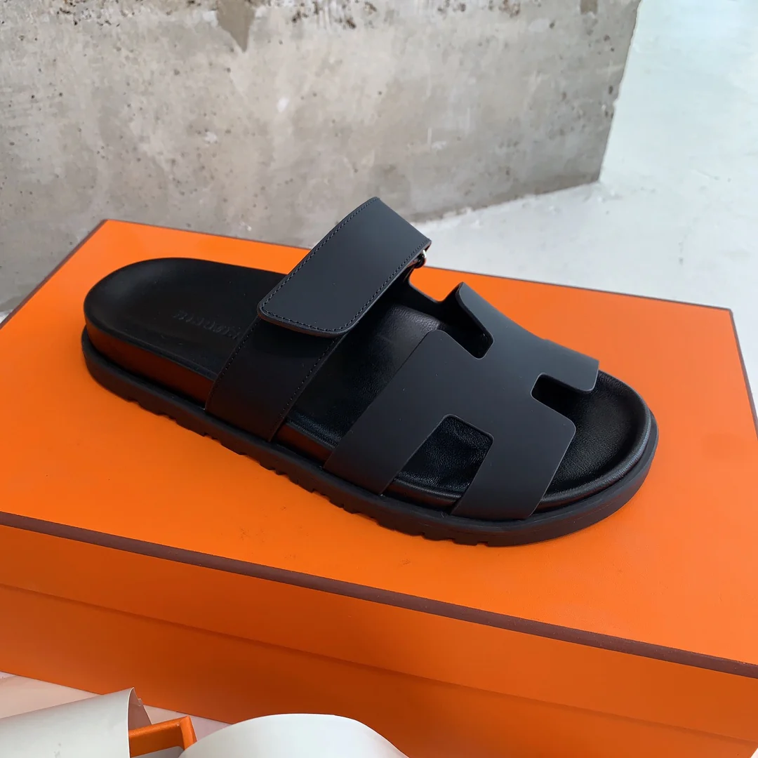 Кожаные тапочки Hermes из шелковистой кожи - черные