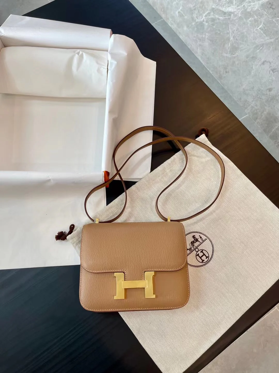 Hermes Constance 19 EPSOM Mini 2J, деревянная пряжка с гравировкой Z, золотая застежка.