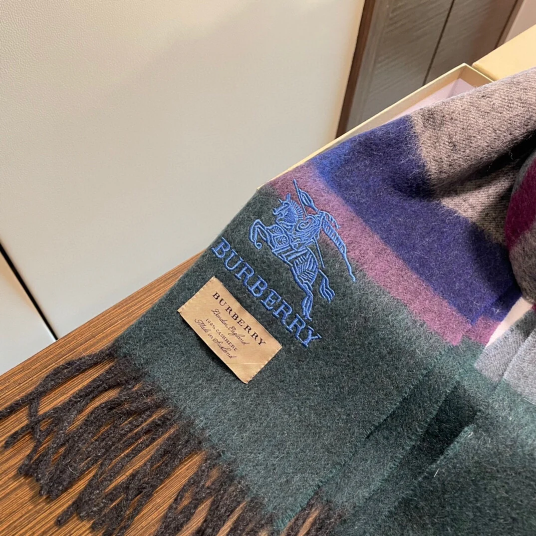 Burberry - шарф с вышитой британской клетчатой ??лошадью
