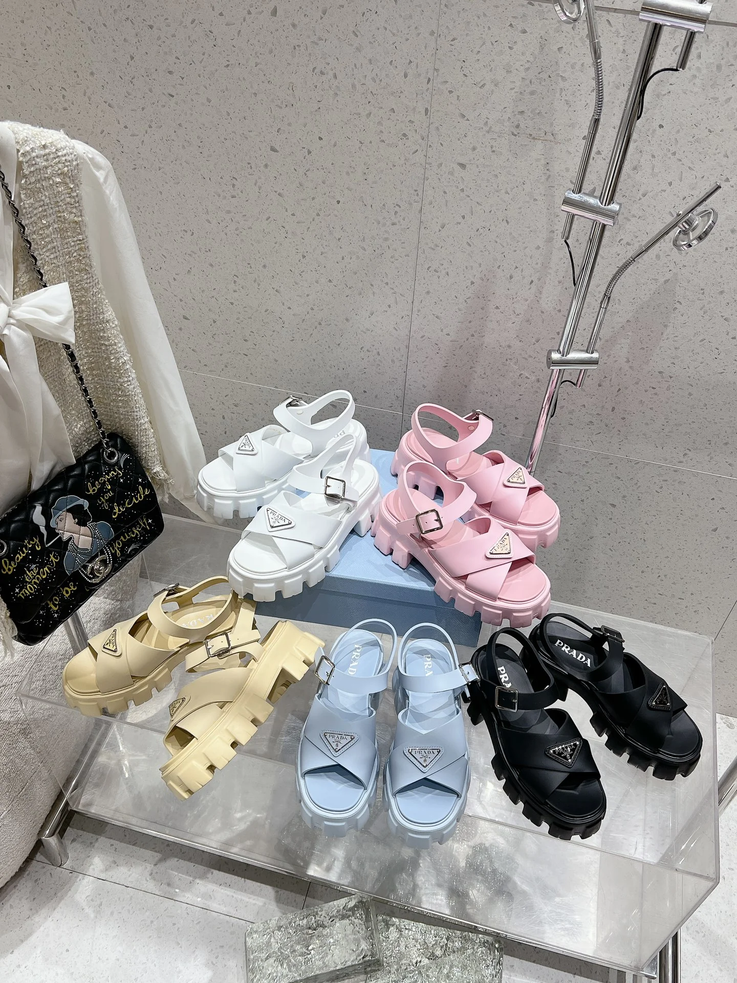 Prada - Плетеные резиновые сандалии на платформе - Черные