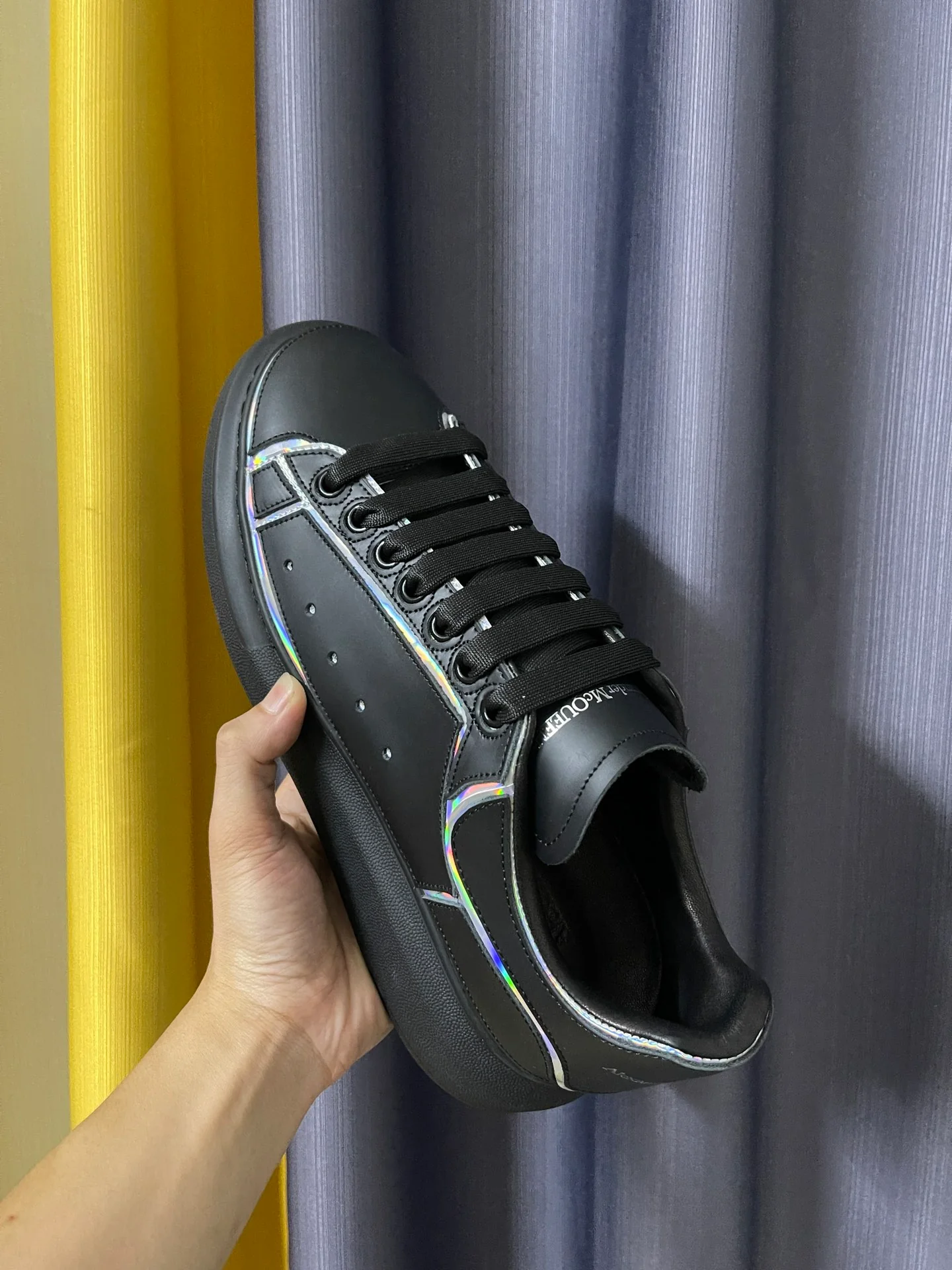 Классические белые кроссовки McQueen - унисекс - серебристо-черная кожа с лазерной перфорацией