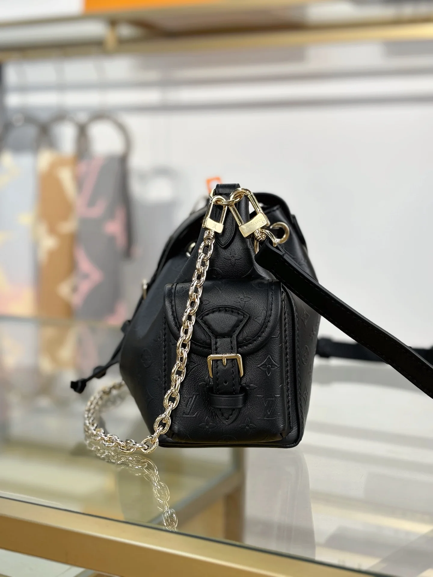 Сумка LV-m25554-odyssee — черная с акцентами из светлого золота.