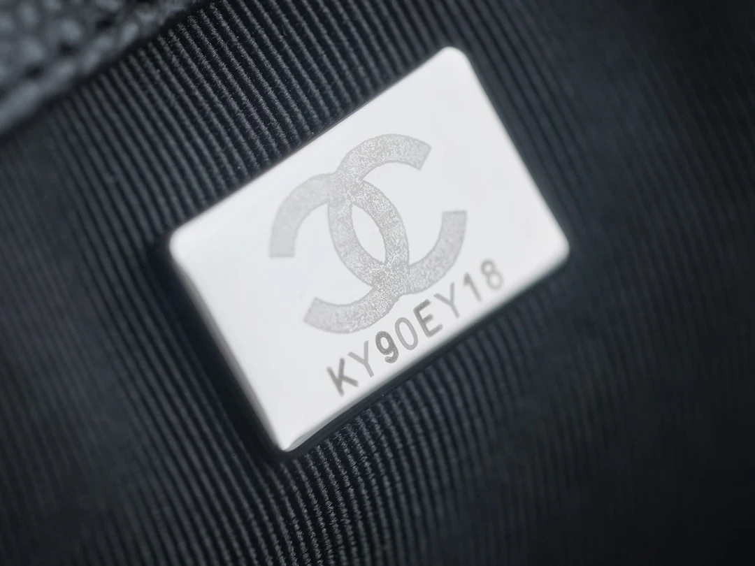 Коллекция Chanel Le Boy - Черная кожа личи, винтажная серебряная пряжка - 25 см