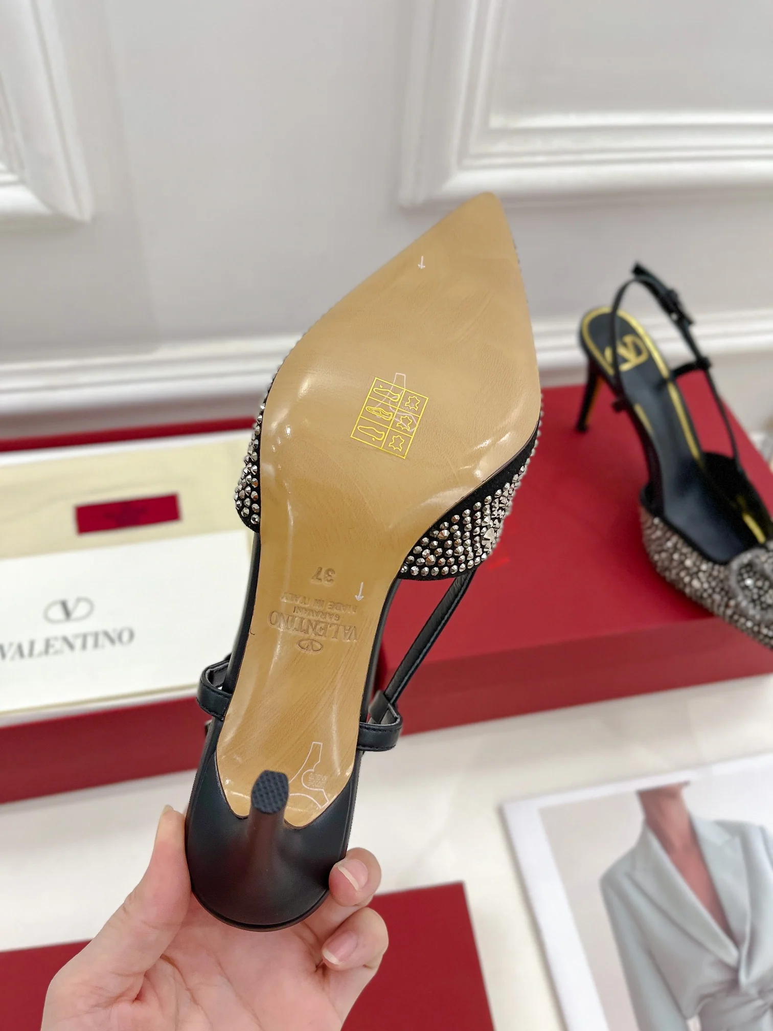 Новинка лета 2023 от Valentino - Серия Roman Stud - Сандалии со стразами - 4-5 см - Черные