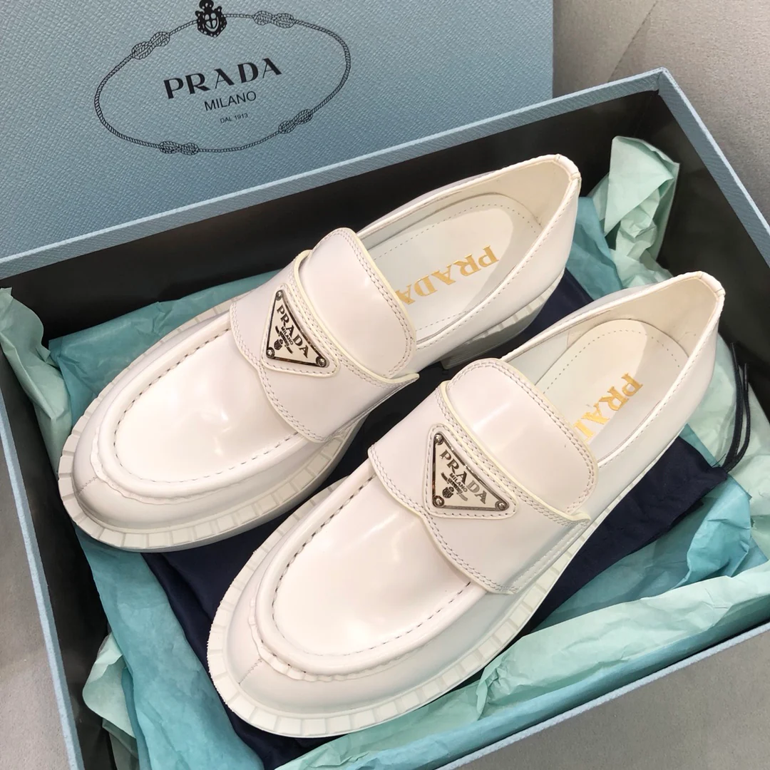 Обувь Prada - Лоферы Prada - лакированная кожа с серебряным треугольным логотипом - лоферы на платформе - белые