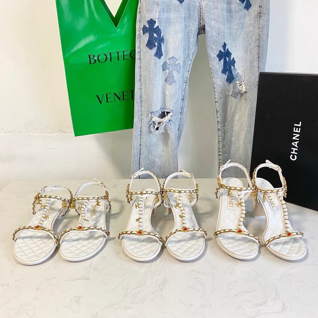 Chanel - Белые босоножки на каблуке с жемчужной цепочкой