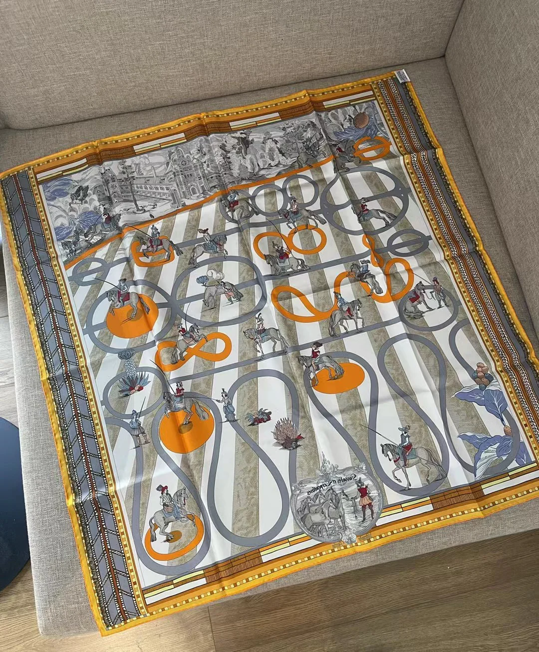 Шелковый шарф Hermes 90 - 19 момм - с поворотным движением и змеевидной текстурой.